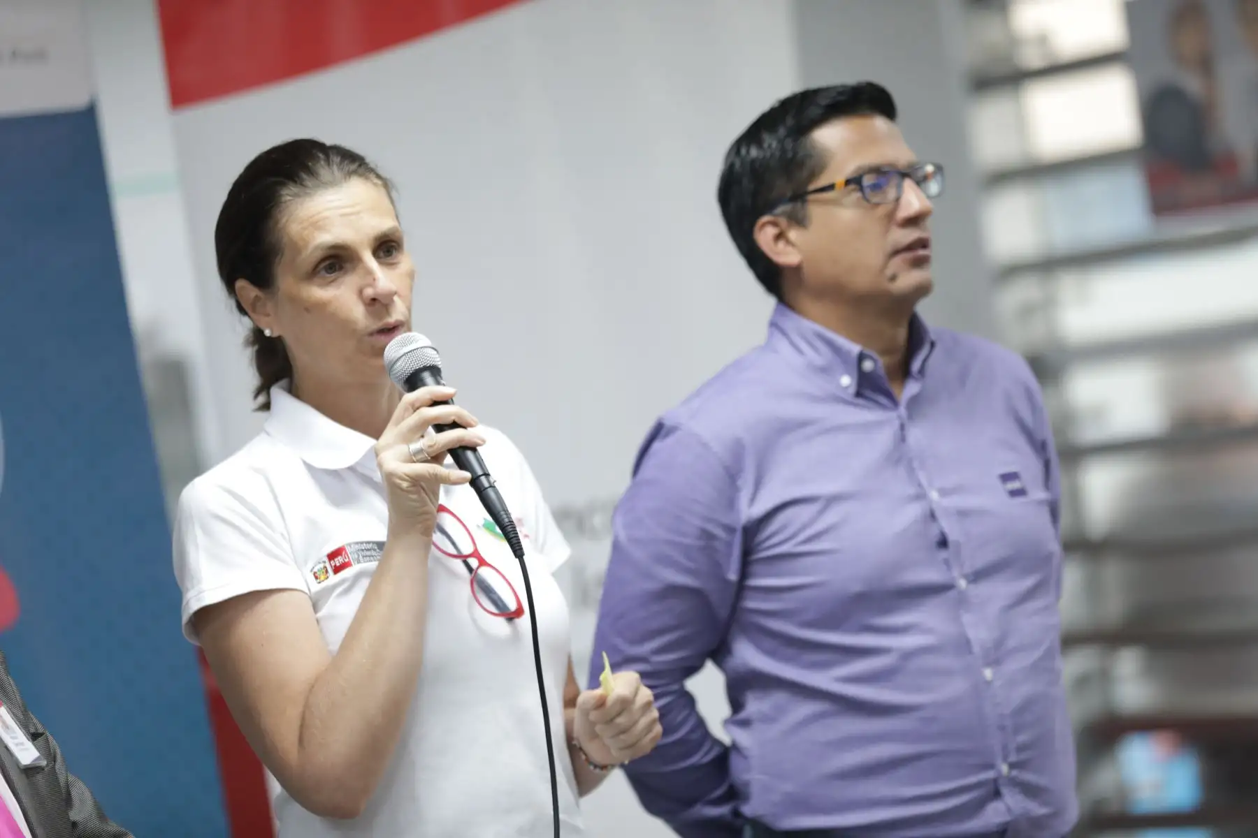 El acto de entrega fue encabezado por la ministra de Vivienda, Hania Pérez de Cuéllar, quien estuvo acompañada del alcalde distrital, Hernán Sifuentes, y de funcionarios del Banco de la Nación, así como familias calificadas para recibir la bonificación habitacional temporal.
Foto: ANDINA/MVCS