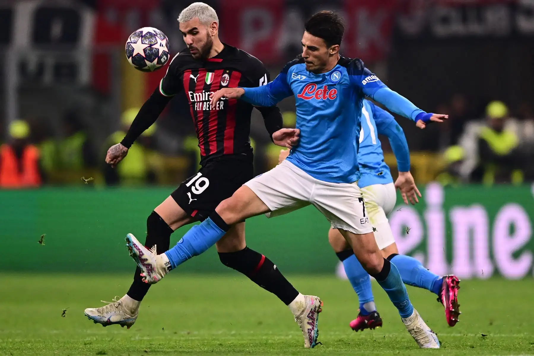El defensa francés del AC Milan, Theo Hernández, y el centrocampista macedonio del Napoli, Eljif Elmas, van por el balón durante el partido de ida de los cuartos de final de la Liga de Campeones de la UEFA entre el AC Milan y el SSC Napoli. Foto: AFP