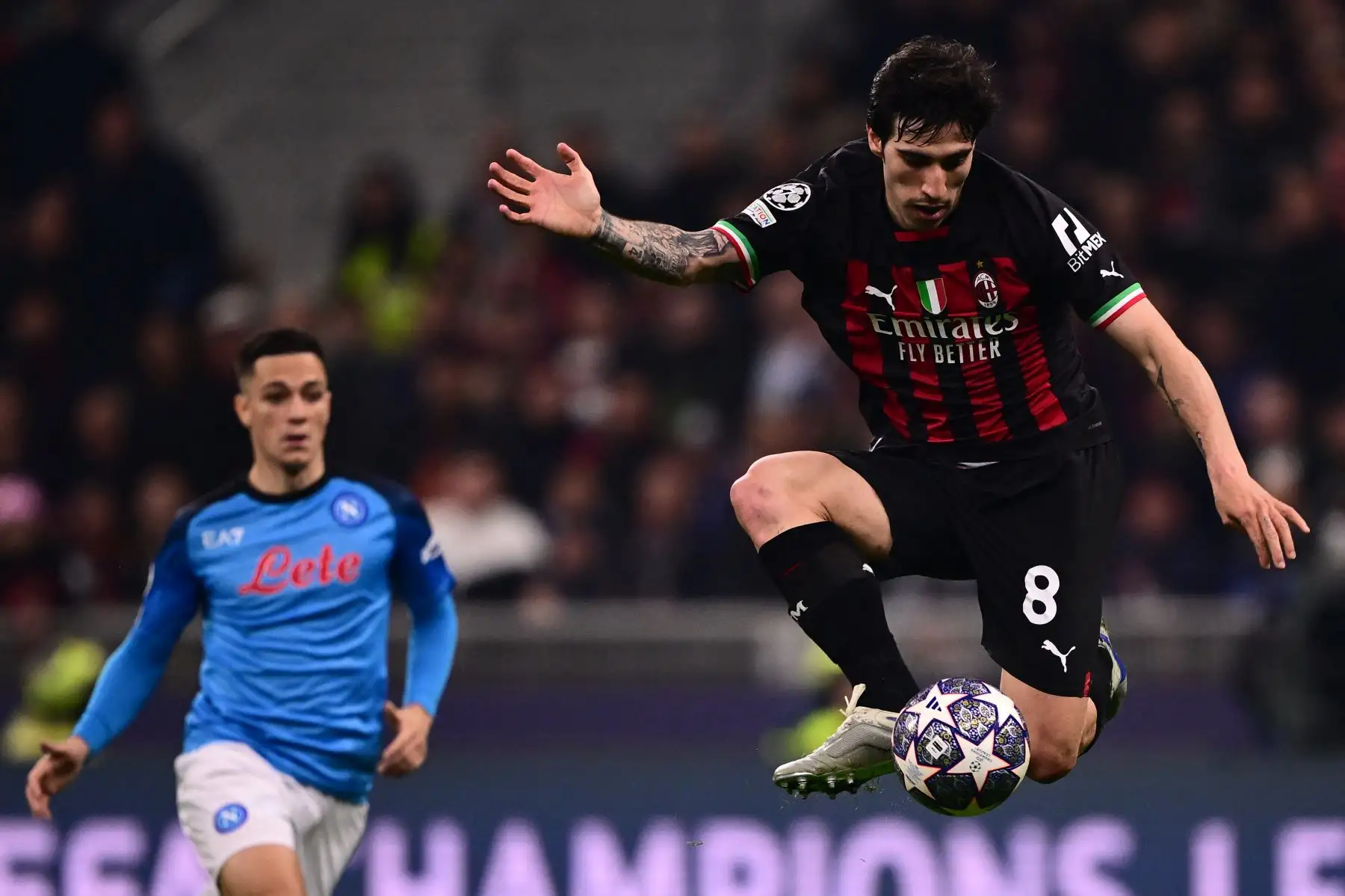 El mediocampista italiano del AC Milan, Sandro Tonali, controla el balón durante el partido de ida de los cuartos de final de la Liga de Campeones de la UEFA entre el AC Milan y el SSC Napoli. Foto: AFP