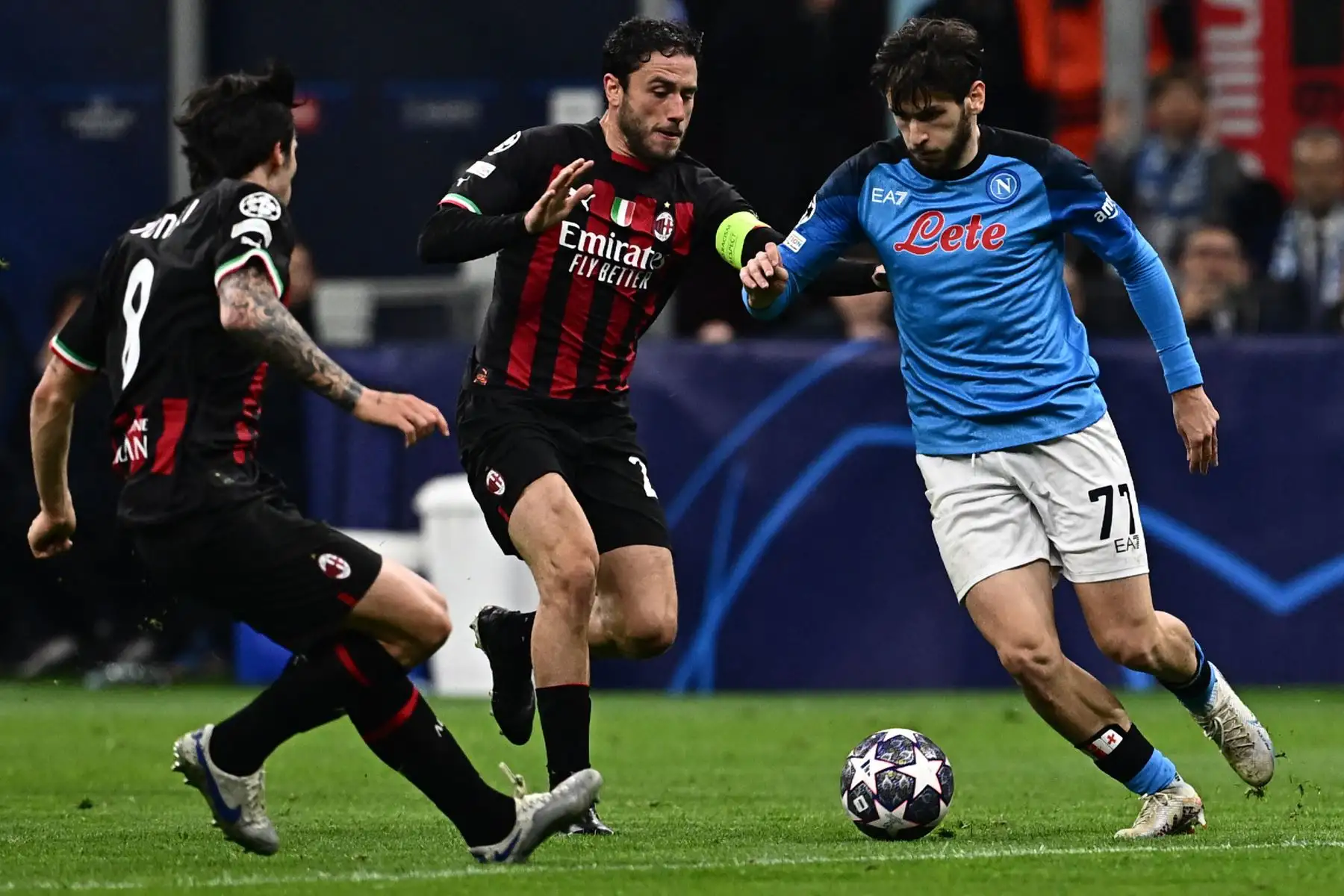 El delantero georgiano del Napoli Khvicha Kvaratskhelia desafía al defensor italiano del AC Milan Davide Calabria y al mediocampista italiano del AC Milan Sandro Tonali durante el partido de ida de los cuartos de final de la Liga de Campeones de la UEFA entre el AC Milan y el SSC Napoli. Foto: AFP
