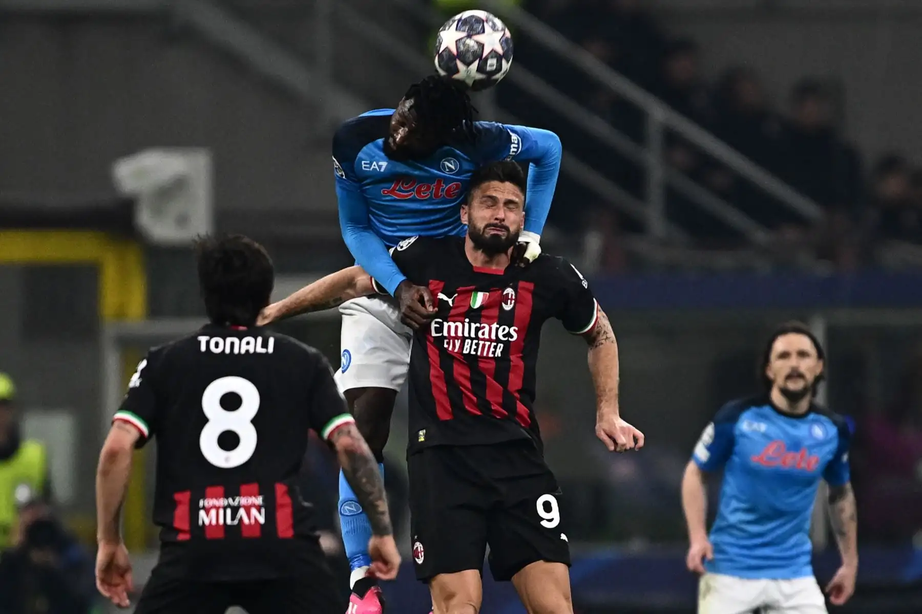 El centrocampista camerunés del Napoli Andre Zambo Anguissa y el delantero francés del AC Milan Olivier Giroud van a por un cabezazo durante el partido de ida de los cuartos de final de la Liga de Campeones de la UEFA entre el AC Milan y el SSC Napoli. Foto: AFP