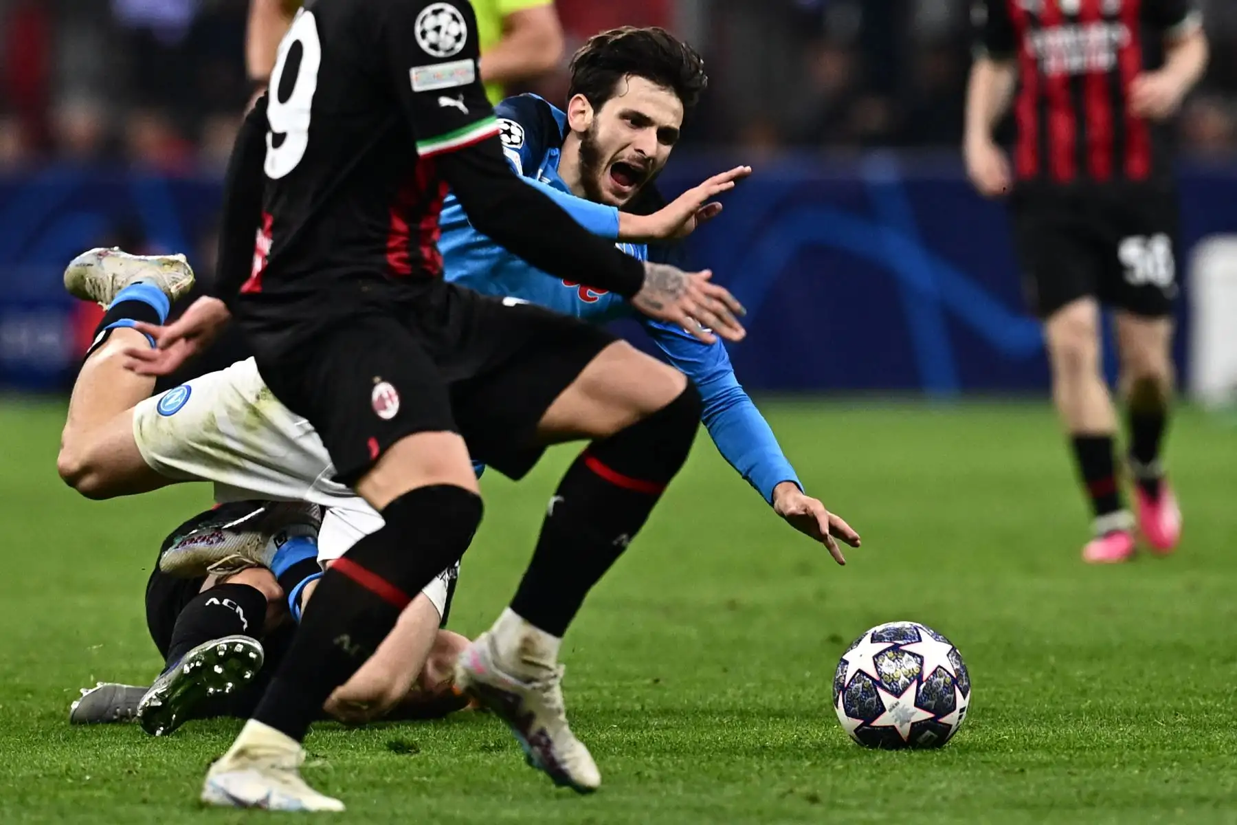 El mediocampista italiano del AC Milan, Sandro Tonali, se enfrenta al delantero georgiano del Napoli, Khvicha Kvaratskhelia, durante el partido de ida de los cuartos de final de la Liga de Campeones de la UEFA entre el AC Milan y el SSC Napoli. Foto: AFP