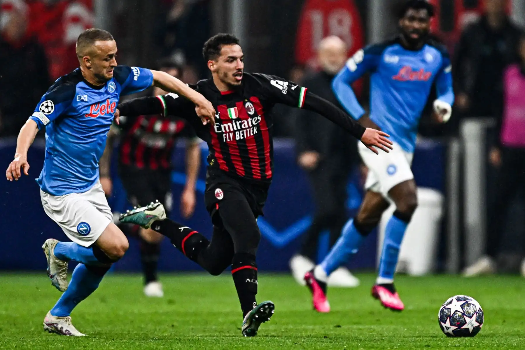 El defensor argelino del AC Milan, Ismael Bennacer, desafía al mediocampista eslovaco del Napoli, Stanislav Lobotka, durante el partido de ida de los cuartos de final de la Liga de Campeones de la UEFA entre el AC Milan y el SSC Napoli. Foto: AFP