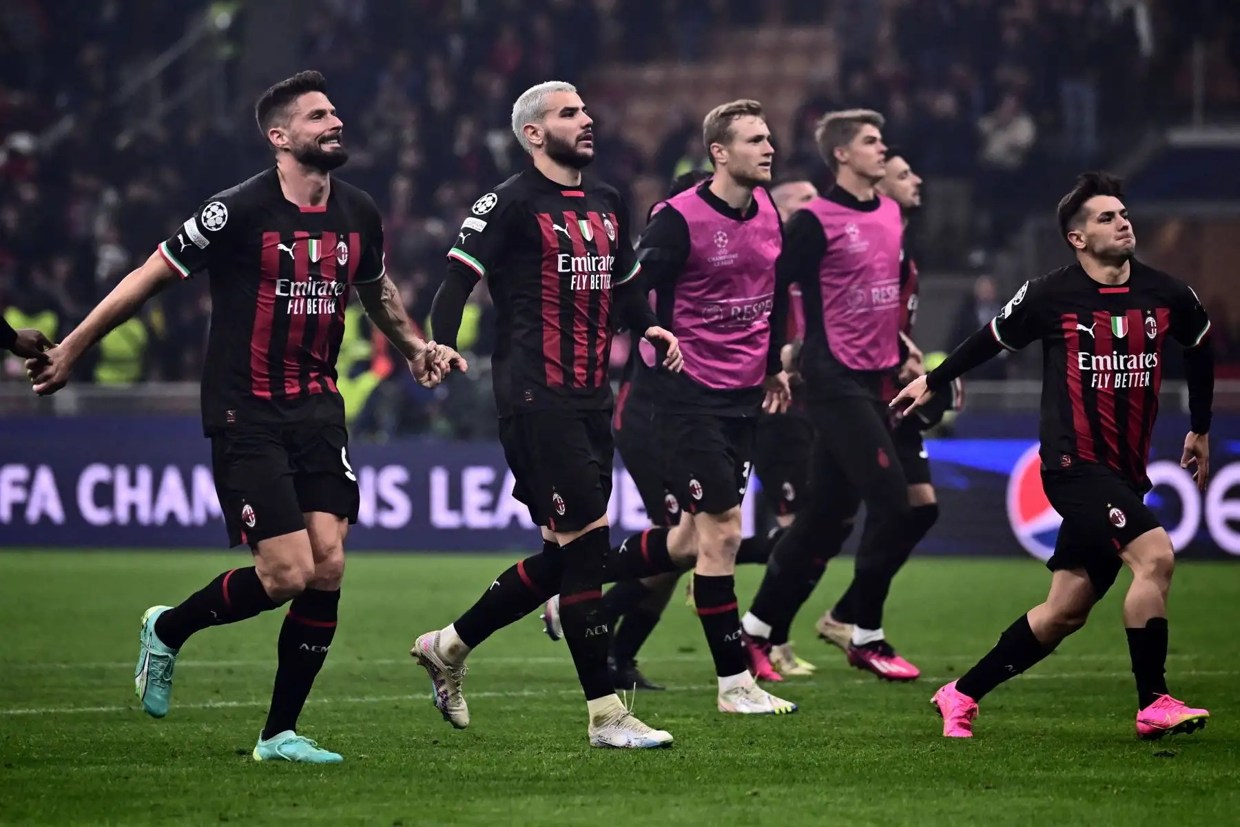 El delantero francés del AC Milan Olivier Giroud, el defensor francés del AC Milan Theo Hernández, el centrocampista español del AC Milan Brahim Díaz y sus compañeros reconocen al público al final del partido de ida de los cuartos de final de la Liga de Campeones de la UEFA entre AC Milan y SSC Napoli. Foto: AFP