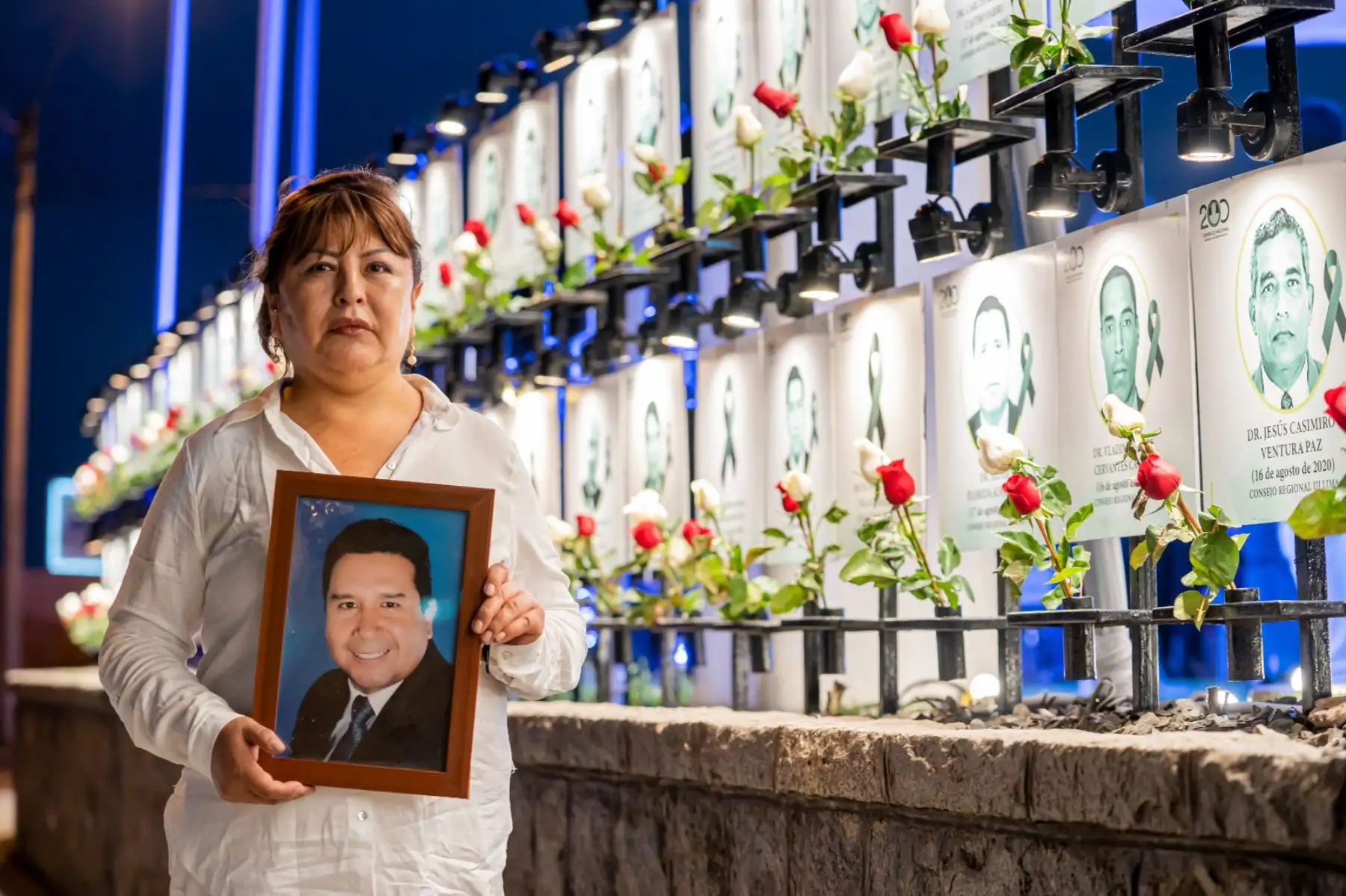 En el año 2020, nuestro país atravesó por uno de los mayores desafíos de salud debido a una crisis mundial causada por el Covid, el cual hizo que muchos de nuestros médicos se enfrentaran a una lucha sin las armas necesarias, muchos de ellos cayeron en batalla, convirtiéndose en nuestros mártires de la Medicina. Hoy 12 de abril el CMP rinde homenaje a los 581 médicos dieron su vida por la salud de la población peruana.
Foto: ANDINA/CMP