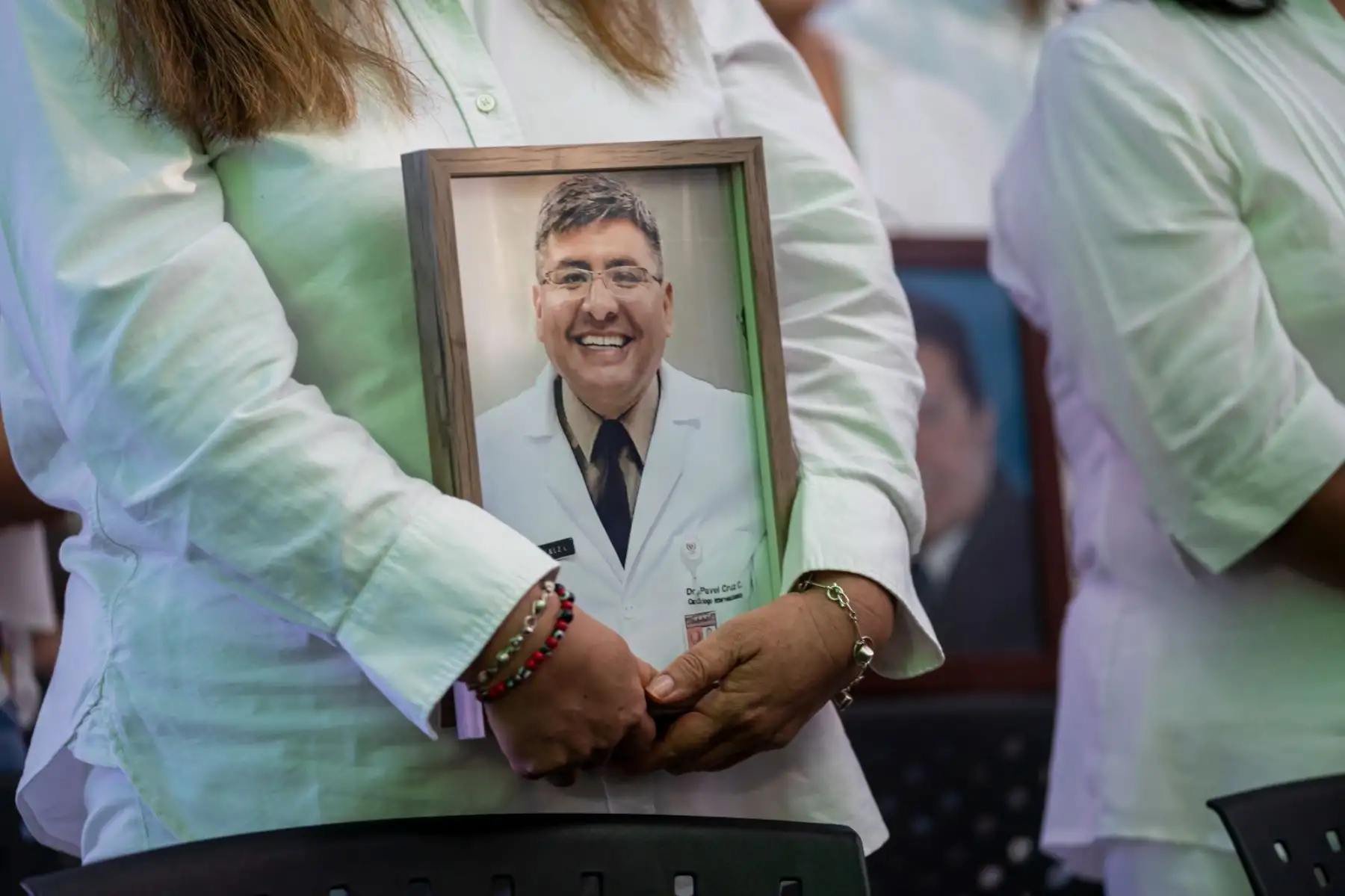 En el año 2020, nuestro país atravesó por uno de los mayores desafíos de salud debido a una crisis mundial causada por el Covid, el cual hizo que muchos de nuestros médicos se enfrentaran a una lucha sin las armas necesarias, muchos de ellos cayeron en batalla, convirtiéndose en nuestros mártires de la Medicina. Hoy 12 de abril el CMP rinde homenaje a los 581 médicos dieron su vida por la salud de la población peruana.
Foto: ANDINA/CMP
