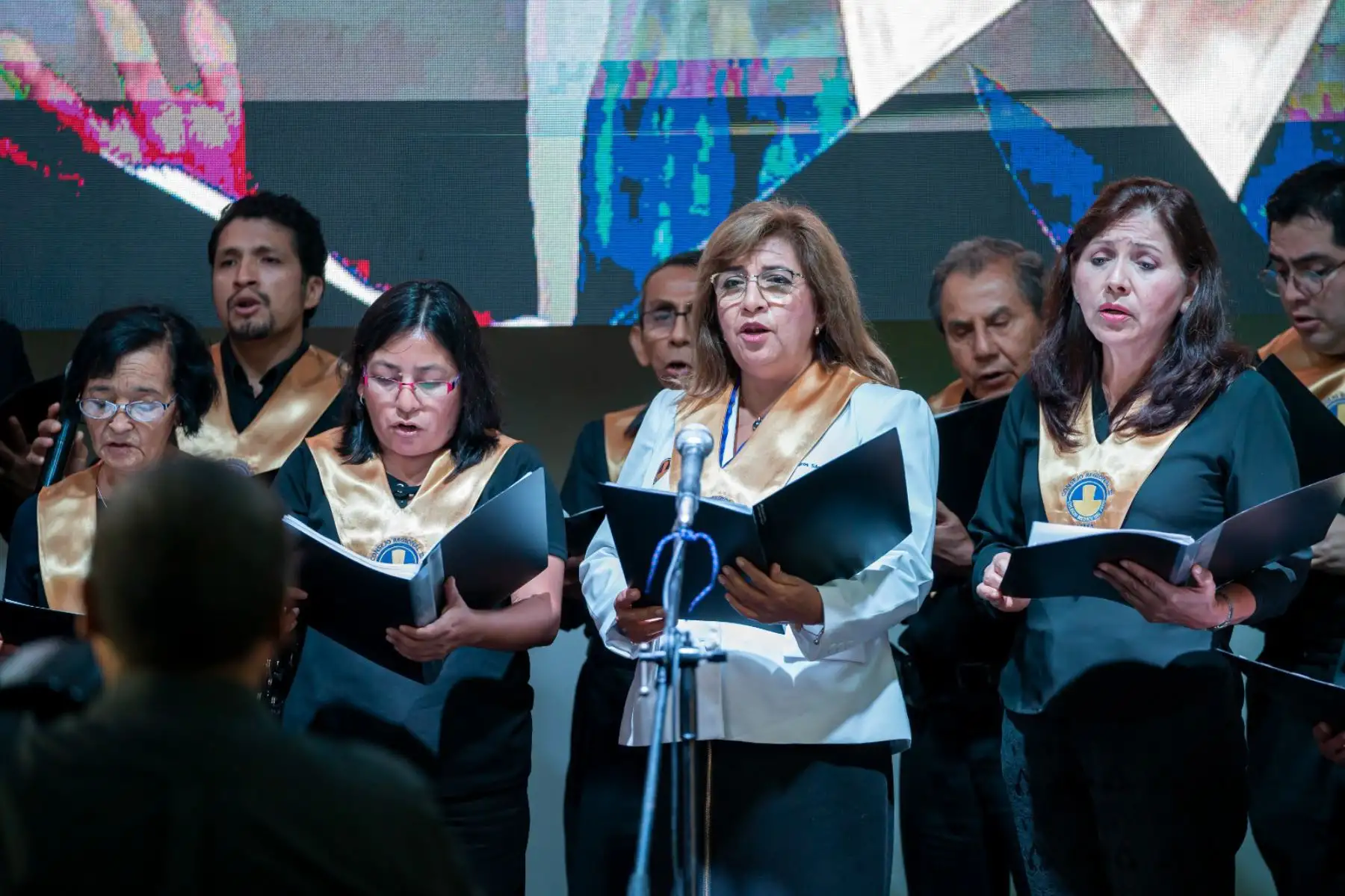 En el año 2020, nuestro país atravesó por uno de los mayores desafíos de salud debido a una crisis mundial causada por el Covid, el cual hizo que muchos de nuestros médicos se enfrentaran a una lucha sin las armas necesarias, muchos de ellos cayeron en batalla, convirtiéndose en nuestros mártires de la Medicina. Hoy 12 de abril el CMP rinde homenaje a los 581 médicos dieron su vida por la salud de la población peruana.
Foto: ANDINA/CMP