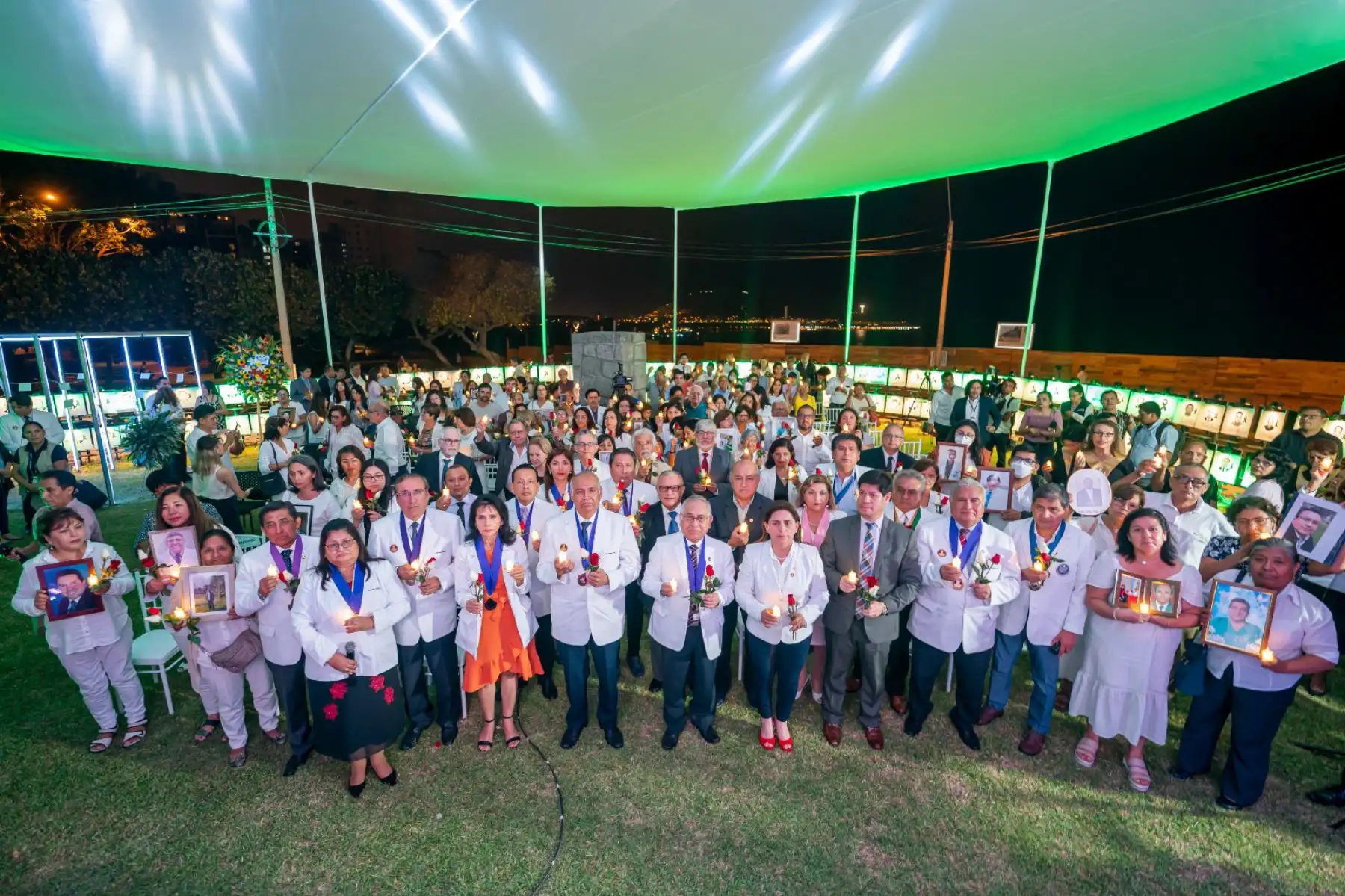 En el año 2020, nuestro país atravesó por uno de los mayores desafíos de salud debido a una crisis mundial causada por el Covid, el cual hizo que muchos de nuestros médicos se enfrentaran a una lucha sin las armas necesarias, muchos de ellos cayeron en batalla, convirtiéndose en nuestros mártires de la Medicina. Hoy 12 de abril el CMP rinde homenaje a los 581 médicos dieron su vida por la salud de la población peruana.
Foto: ANDINA/CMP
