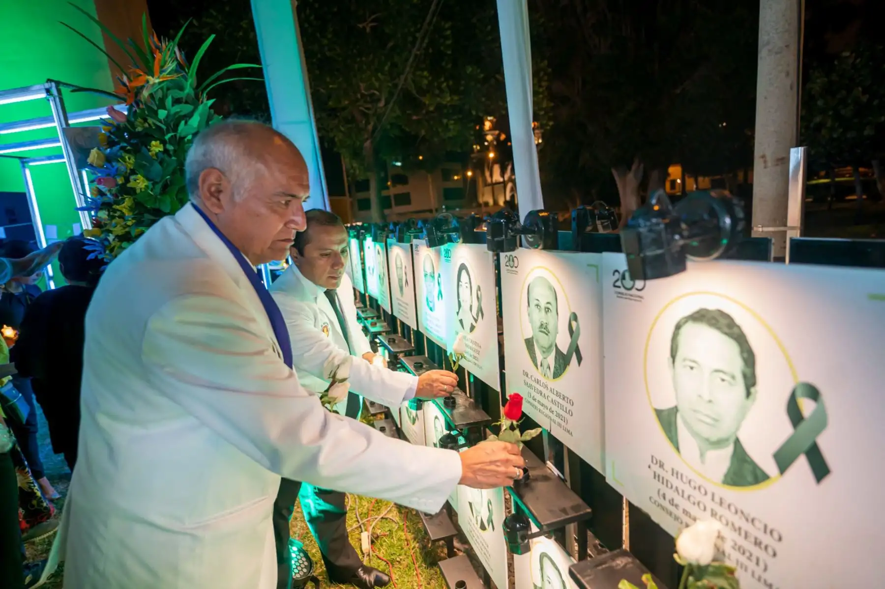 En el año 2020, nuestro país atravesó por uno de los mayores desafíos de salud debido a una crisis mundial causada por el Covid, el cual hizo que muchos de nuestros médicos se enfrentaran a una lucha sin las armas necesarias, muchos de ellos cayeron en batalla, convirtiéndose en nuestros mártires de la Medicina. Hoy 12 de abril el CMP rinde homenaje a los 581 médicos dieron su vida por la salud de la población peruana.
Foto: ANDINA/CMP