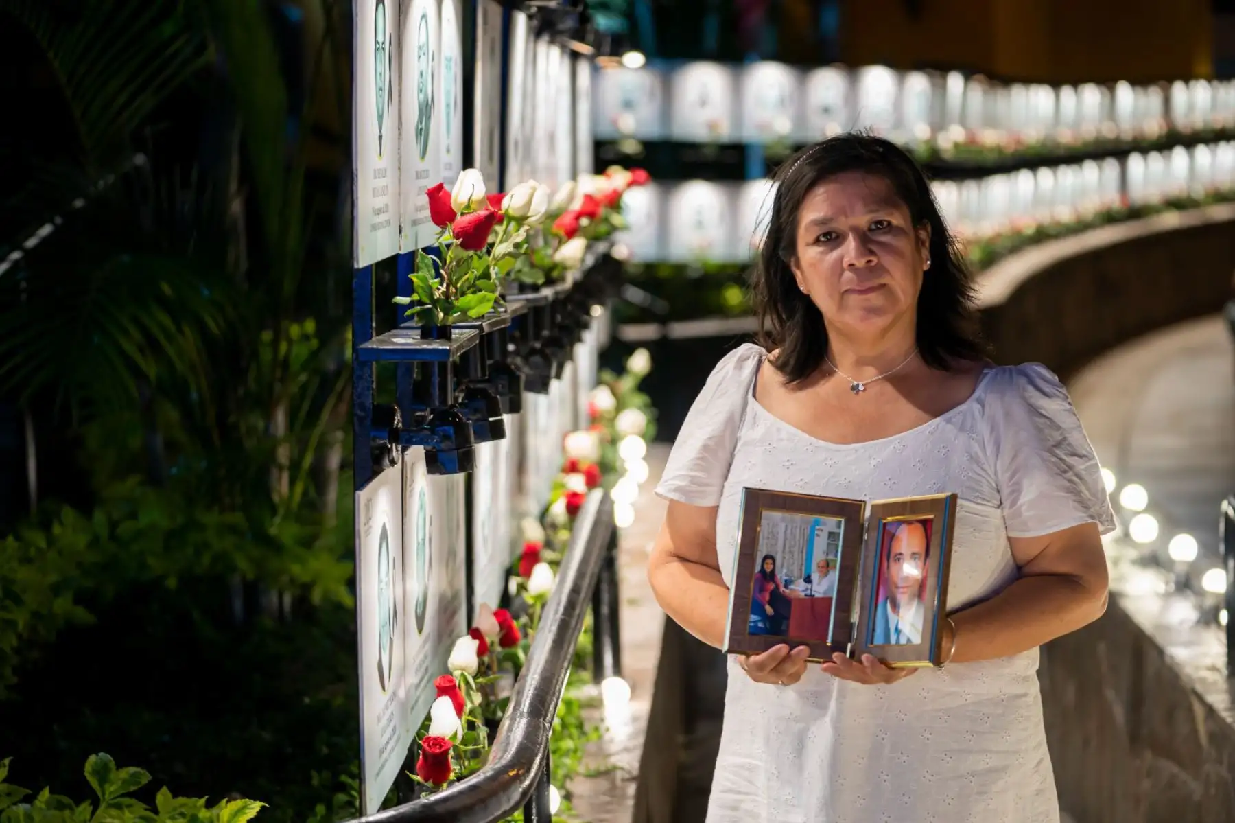 En el año 2020, nuestro país atravesó por uno de los mayores desafíos de salud debido a una crisis mundial causada por el Covid, el cual hizo que muchos de nuestros médicos se enfrentaran a una lucha sin las armas necesarias, muchos de ellos cayeron en batalla, convirtiéndose en nuestros mártires de la Medicina. Hoy 12 de abril el CMP rinde homenaje a los 581 médicos dieron su vida por la salud de la población peruana.
Foto: ANDINA/CMP