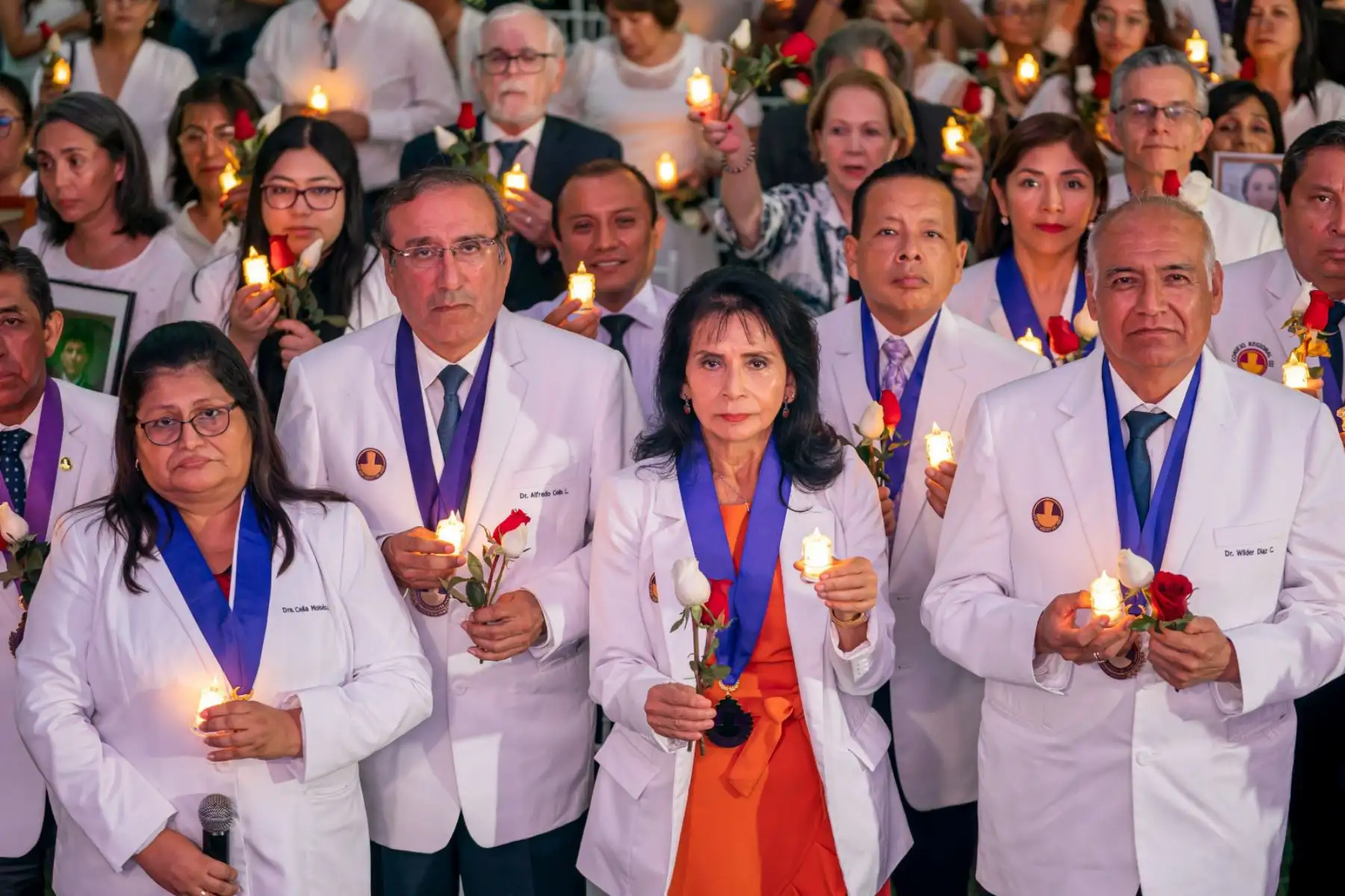 En el año 2020, nuestro país atravesó por uno de los mayores desafíos de salud debido a una crisis mundial causada por el Covid, el cual hizo que muchos de nuestros médicos se enfrentaran a una lucha sin las armas necesarias, muchos de ellos cayeron en batalla, convirtiéndose en nuestros mártires de la Medicina. Hoy 12 de abril el CMP rinde homenaje a los 581 médicos dieron su vida por la salud de la población peruana.
Foto: ANDINA/CMP