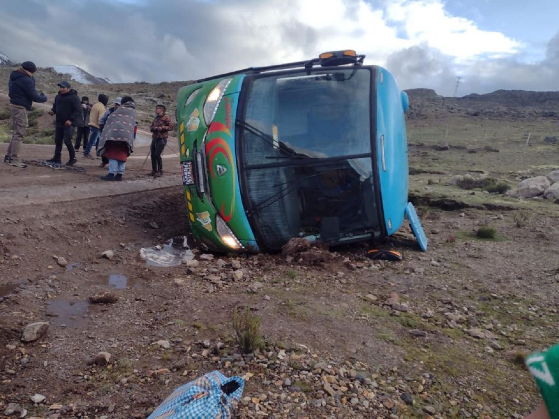 Varios accidentes de tránsito se han registrado en la carretera Huancavelica-Castrovirreyna debido al mal estado de la vía a causa de las lluvias intensas que se registran en la región.