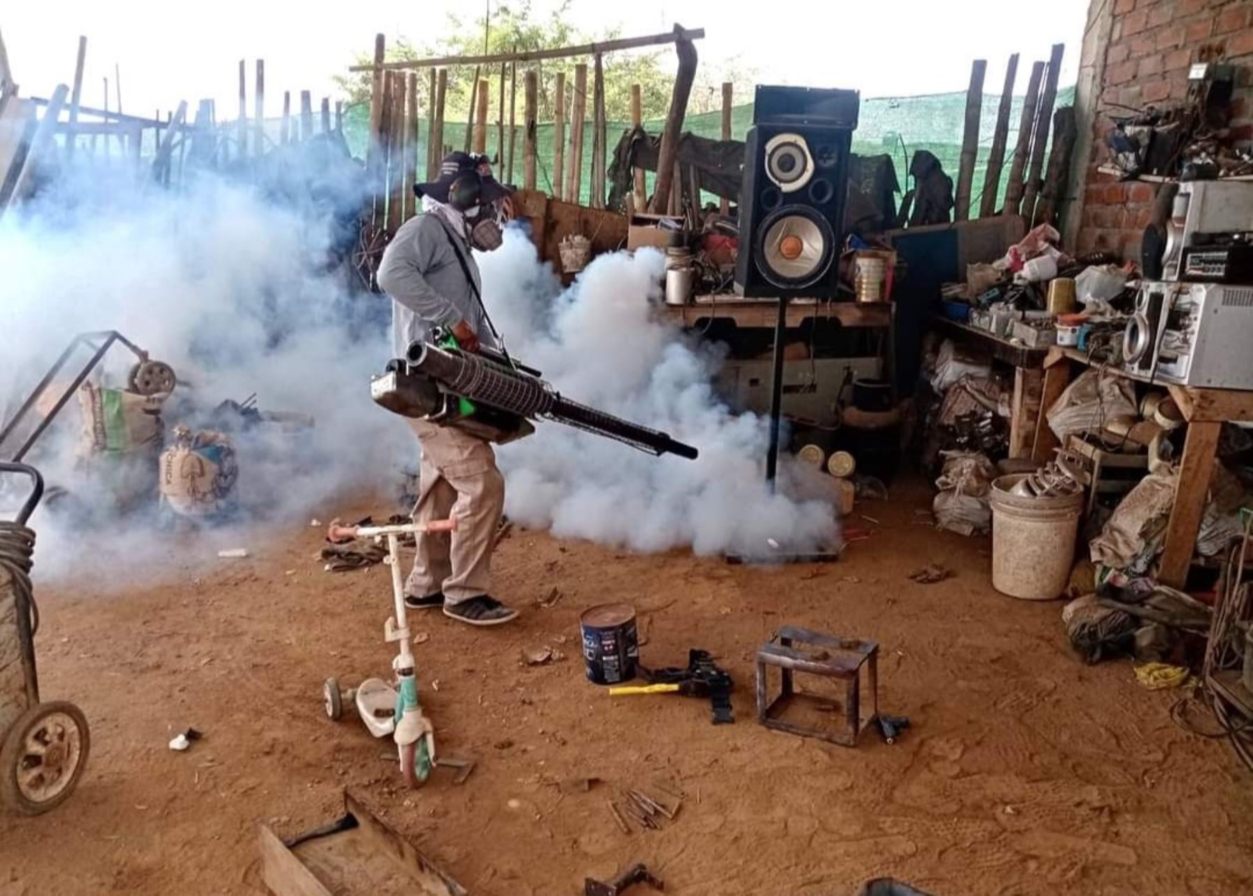Brigadas de salud de Lambayeque fumigan viviendas en distritos de Tumán y Motupe para eliminar los criaderos del zancudo transmisor del dengue. Foto: ANDINA/difusión.