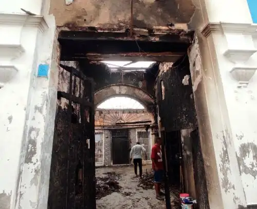 Cortocircuito causó incendio en antigua casona en el centro de la ciudad de Trujillo. Foto: Luis Puell.