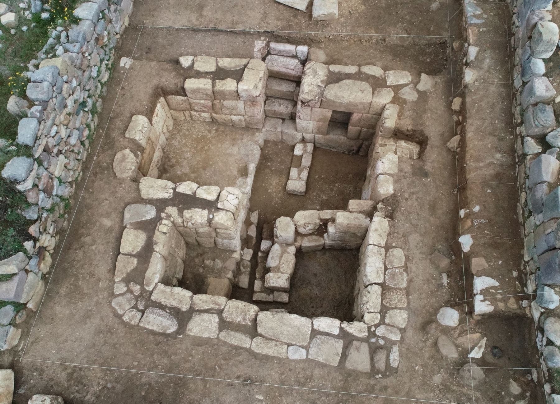 Arqueólogos peruanos hallaron un segundo baño del Inca en la zona arqueológica de Huánuco Pampa, región Huánuco, informó el Ministerio de Cultura.