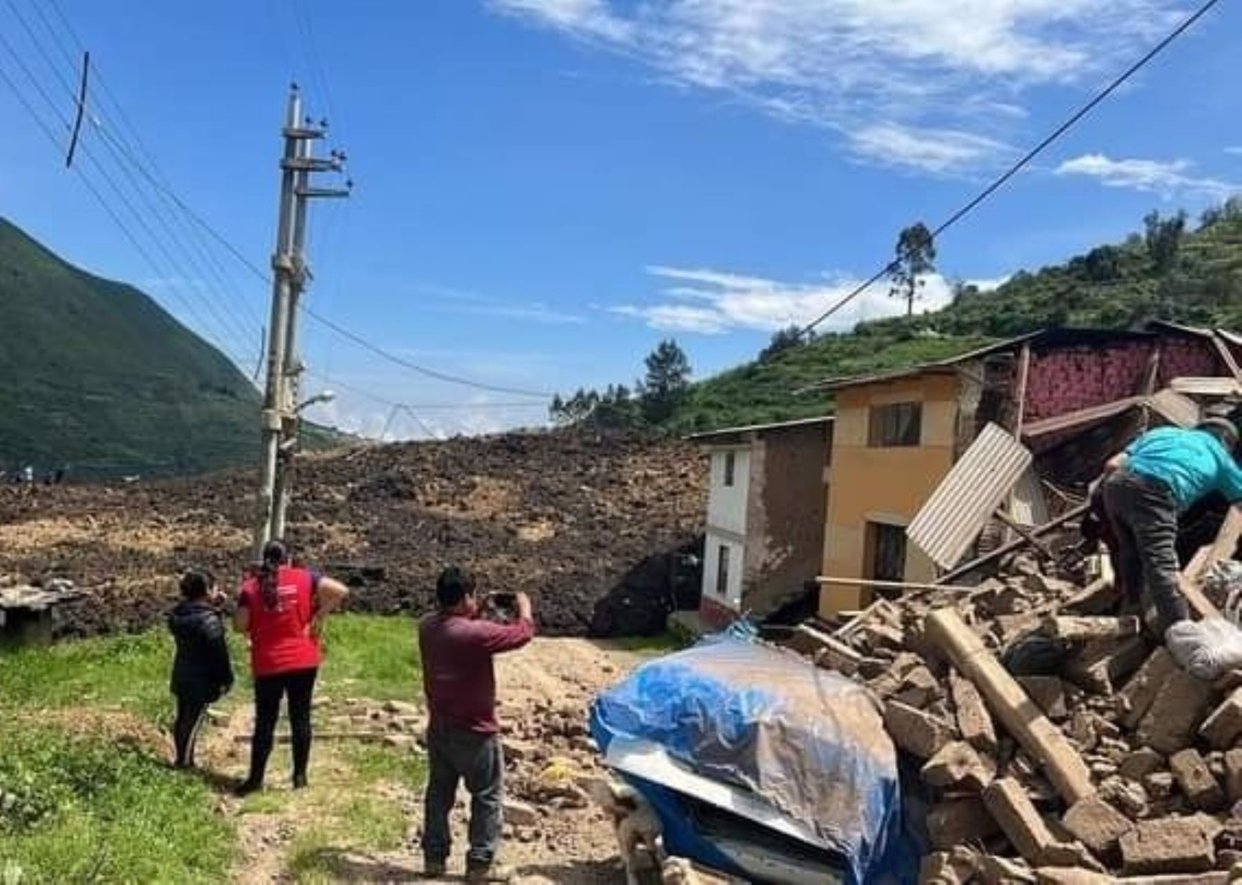El deslizamiento de un cerro, a causa de las lluvias intensas, sepultó a un colegio y varias viviendas del centro poblado La Perla Chaupis, ubicado en el distrito de Atavillos Bajo, en la sierra de la provincia de Huaral.