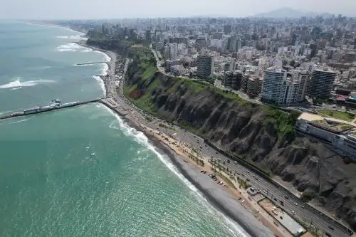 Costa Verde de Miraflores, desde donde se puede apreciar las playas de Miraflores, los distritos de San Isidro, San Miguel y del Callao, y el Centro Empresarial Real de San Isidro. Foto: ANDINA/Daniel Bracamonte