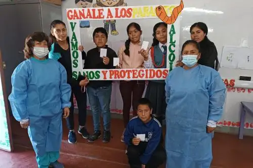 El personal de salud recorre las instituciones educativas y hogares de Santiago de Chuco para desparasitar a menores de 3 a 17 años. Foto: ANDINA/Difusión