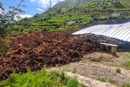 Escolares pudieron evacuar a tiempo ni bien se registró el deslizamiento de piedras y tierra.