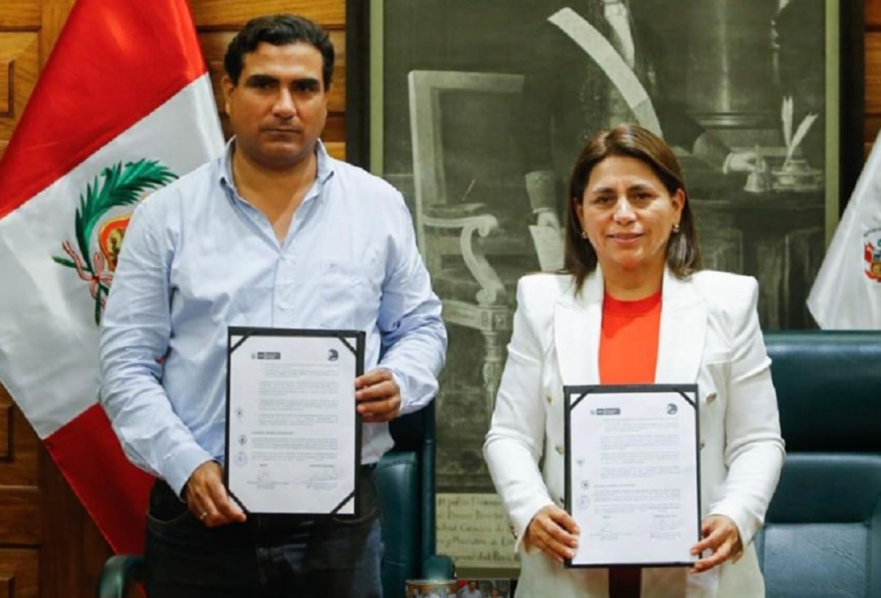 La ministra de Salud, Rosa Gutiérrez, y el gobernador regional de Piura, Luis Neyra, suscribieron la adenda del convenio para ejecutar el hospital de alta complejidad de Piura.