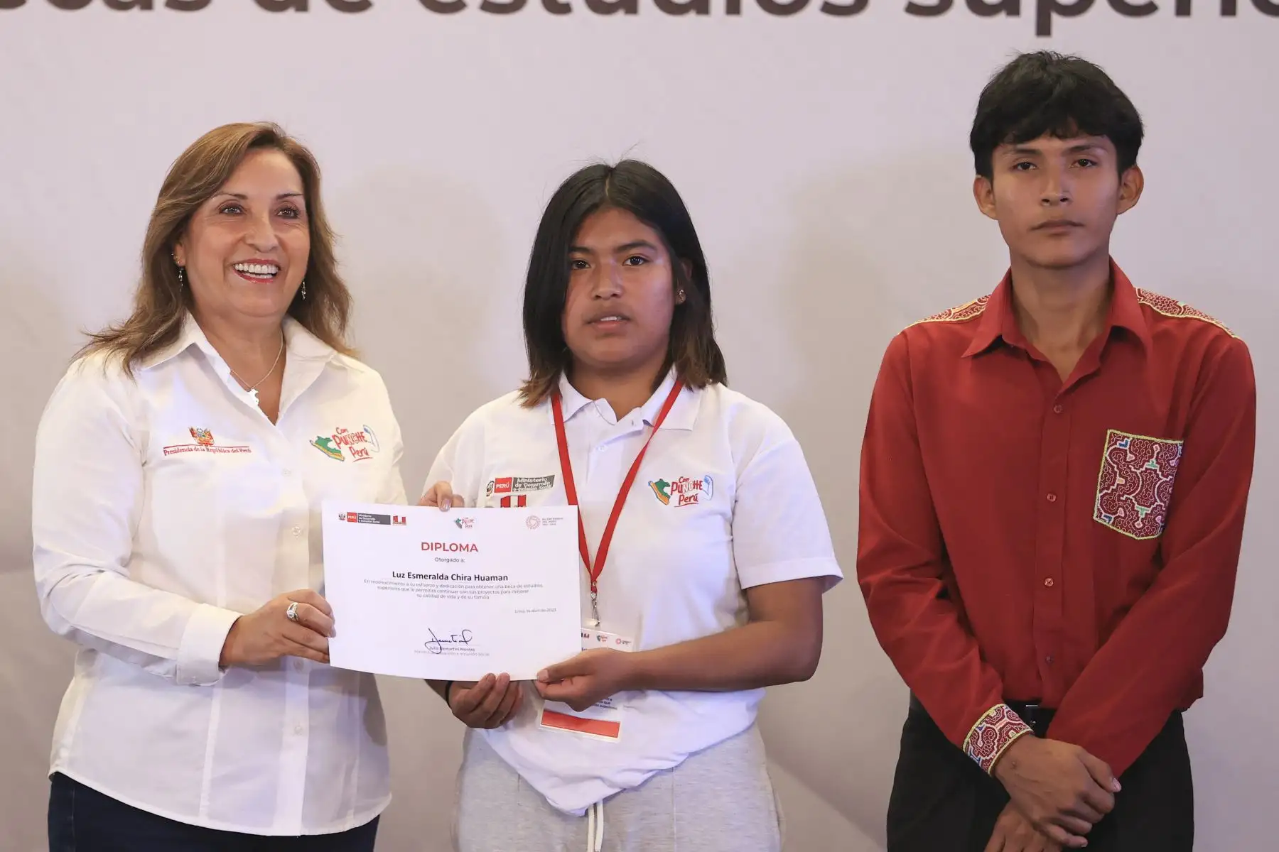 Presidenta Dina Boluarte lidera ceremonia de reconocimiento a 148 beneficiarios del programa Juntos, que obtuvieron becas de estudios de educación superior. Foto: ANDINA/ Prensa Presidencia