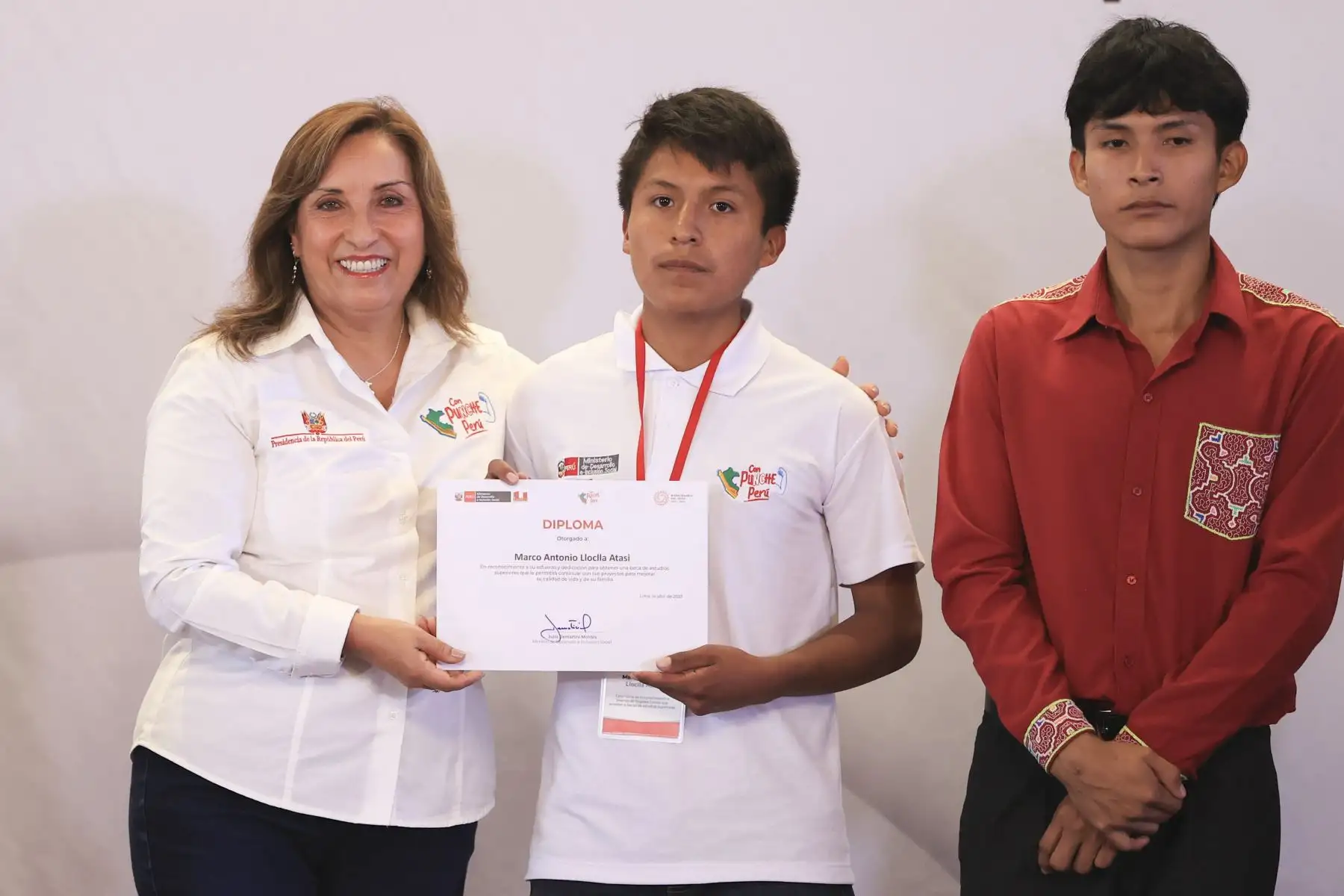 Presidenta Dina Boluarte lidera ceremonia de reconocimiento a 148 beneficiarios del programa Juntos, que obtuvieron becas de estudios de educación superior. Foto: ANDINA/ Prensa Presidencia