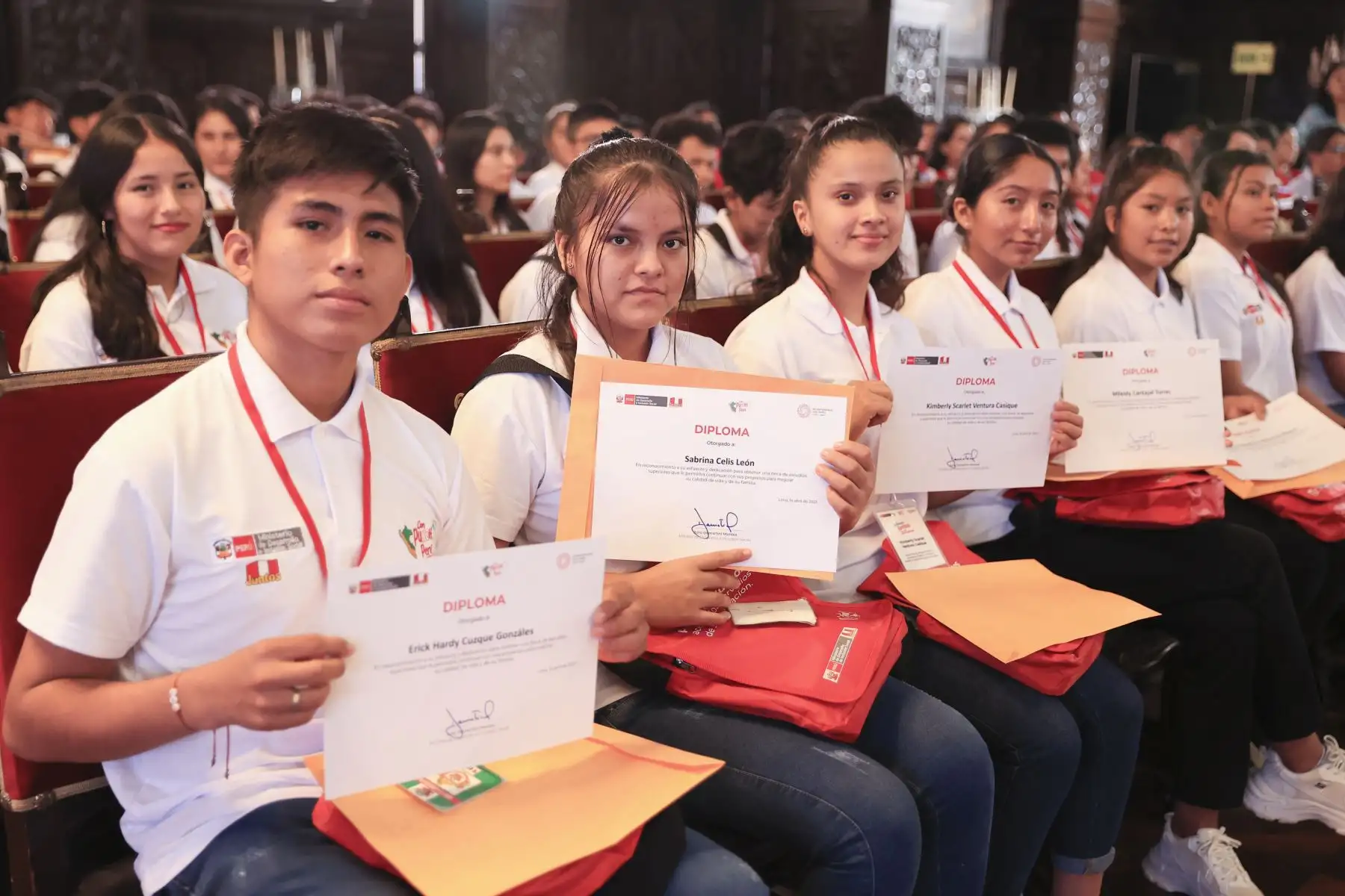 Presidenta Dina Boluarte lidera ceremonia de reconocimiento a 148 beneficiarios del programa Juntos, que obtuvieron becas de estudios de educación superior. Foto: ANDINA/ Prensa Presidencia