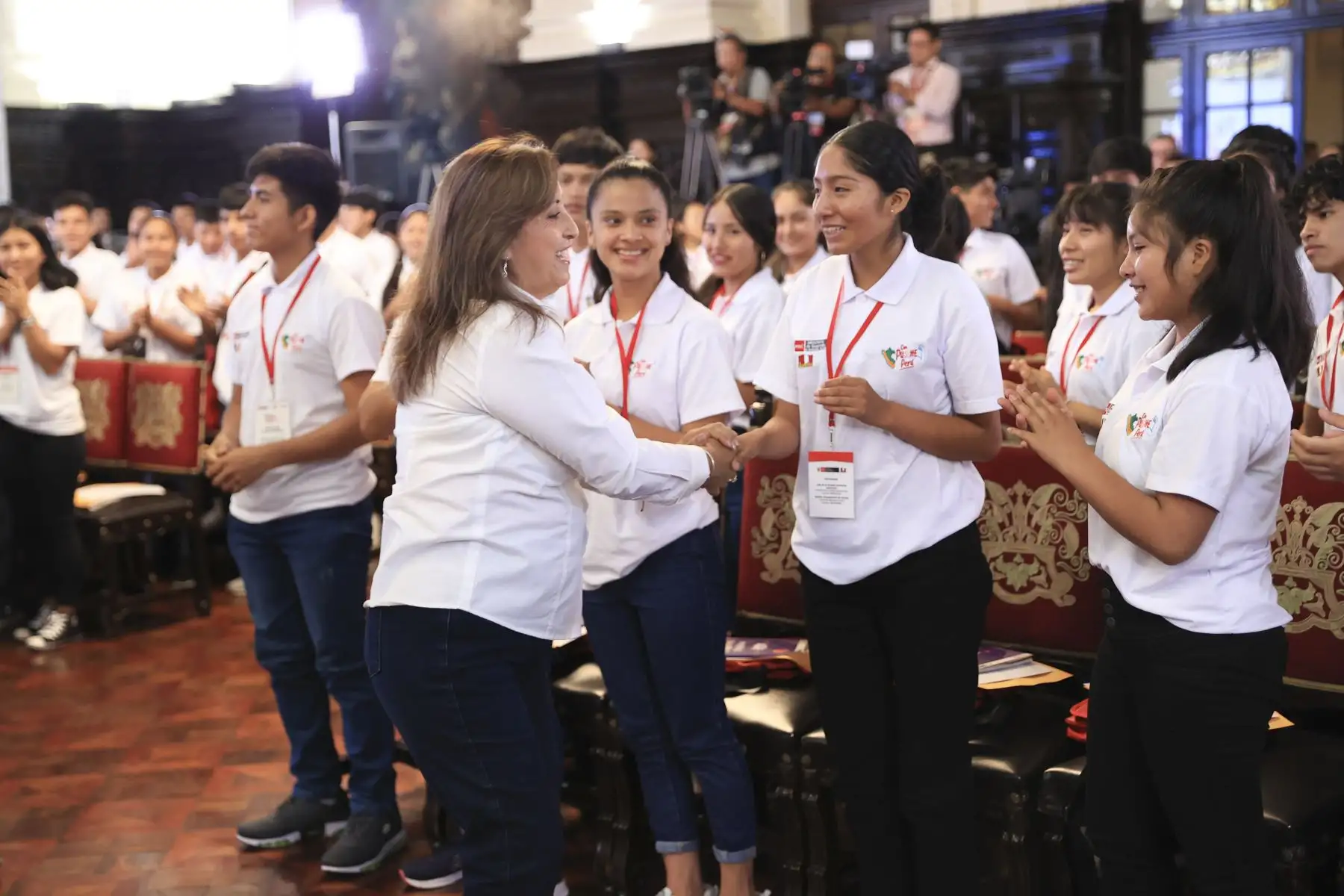 Presidenta Dina Boluarte lidera ceremonia de reconocimiento a 148 beneficiarios del programa Juntos, que obtuvieron becas de estudios de educación superior. Foto: ANDINA/ Prensa Presidencia