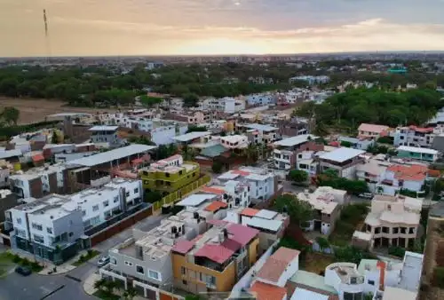 Con la finalidad de fomentar una adecuada planificación urbana y ordenamiento territorial para prevenir y mitigar desastres naturales, el viceministro de Vivienda y Urbanismo, Hernán Navarro Franco, se reunió con alcaldes y funcionarios de los municipios de la Región Piura.