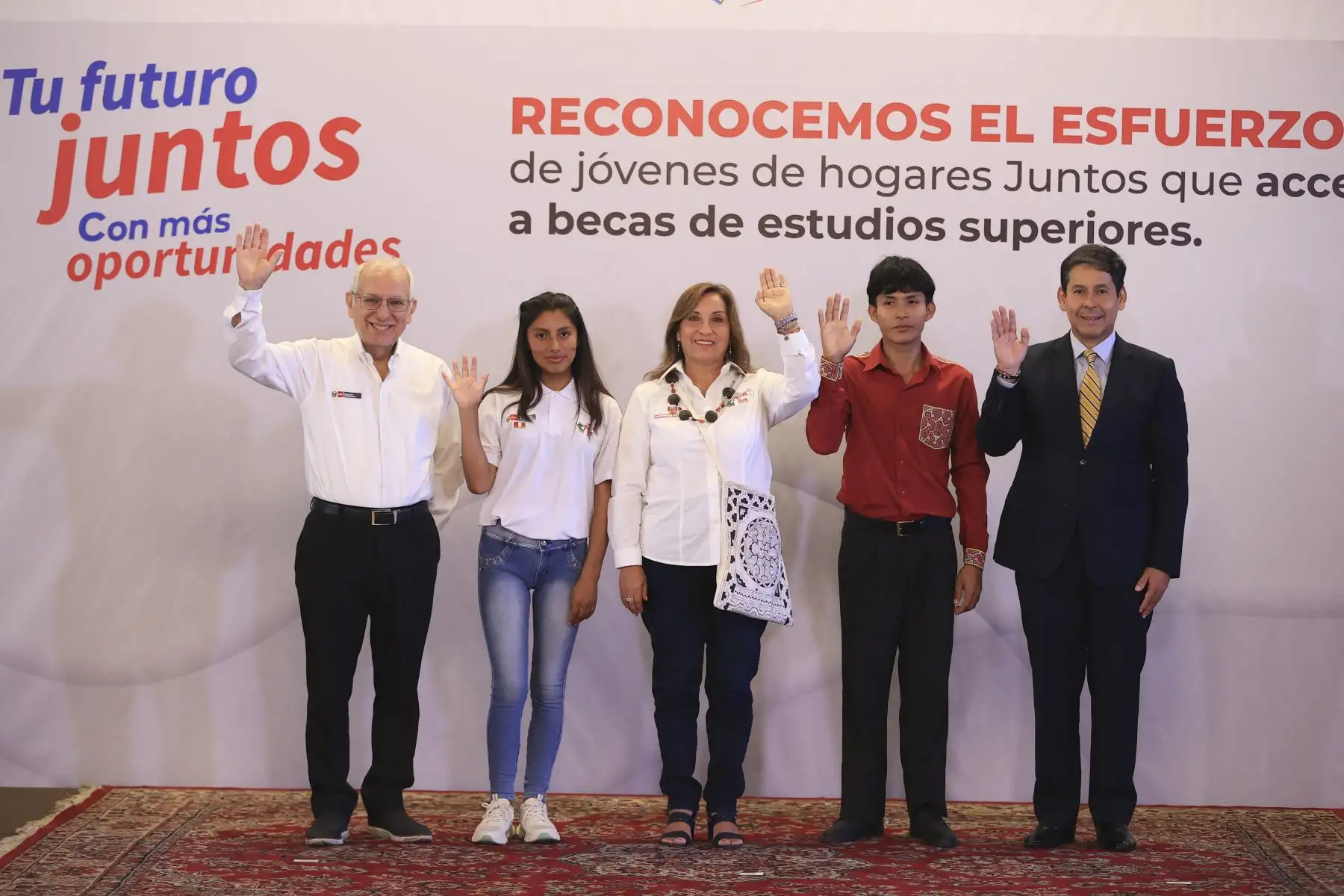 Presidenta Dina Boluarte lidera ceremonia de reconocimiento a 148 beneficiarios del programa Juntos, que obtuvieron becas de estudios de educación superior. Foto: ANDINA/ Prensa Presidencia