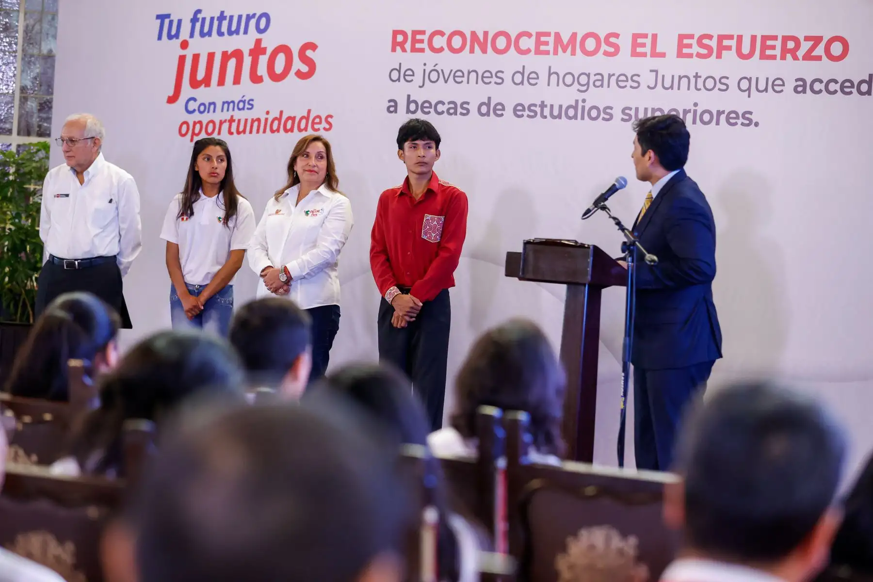 Presidenta Dina Boluarte lidera ceremonia de reconocimiento a 148 beneficiarios del programa Juntos, que obtuvieron becas de estudios de educación superior. Foto: ANDINA/ Prensa Presidencia