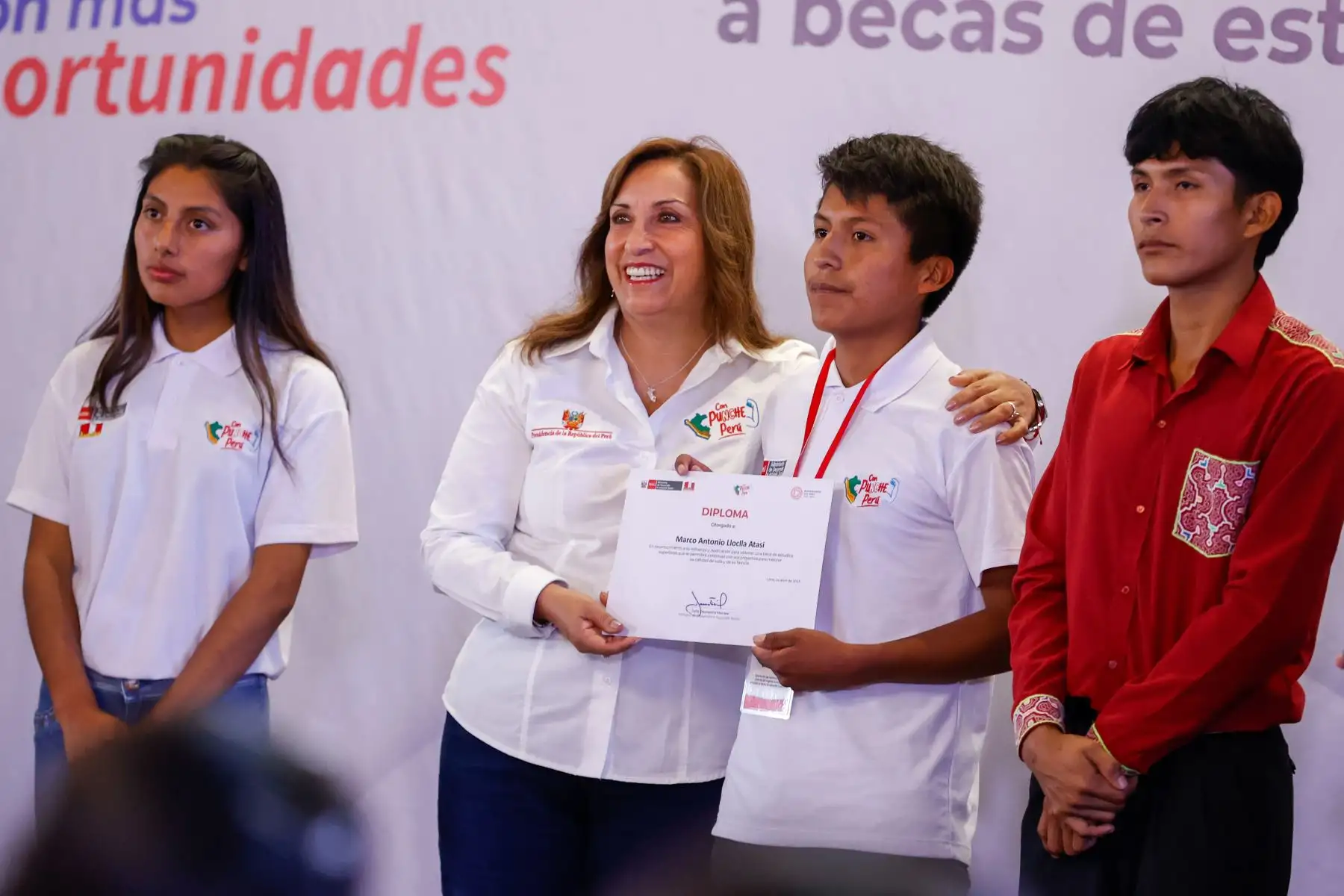 Presidenta Dina Boluarte lidera ceremonia de reconocimiento a 148 beneficiarios del programa Juntos, que obtuvieron becas de estudios de educación superior. Foto: ANDINA/ Prensa Presidencia