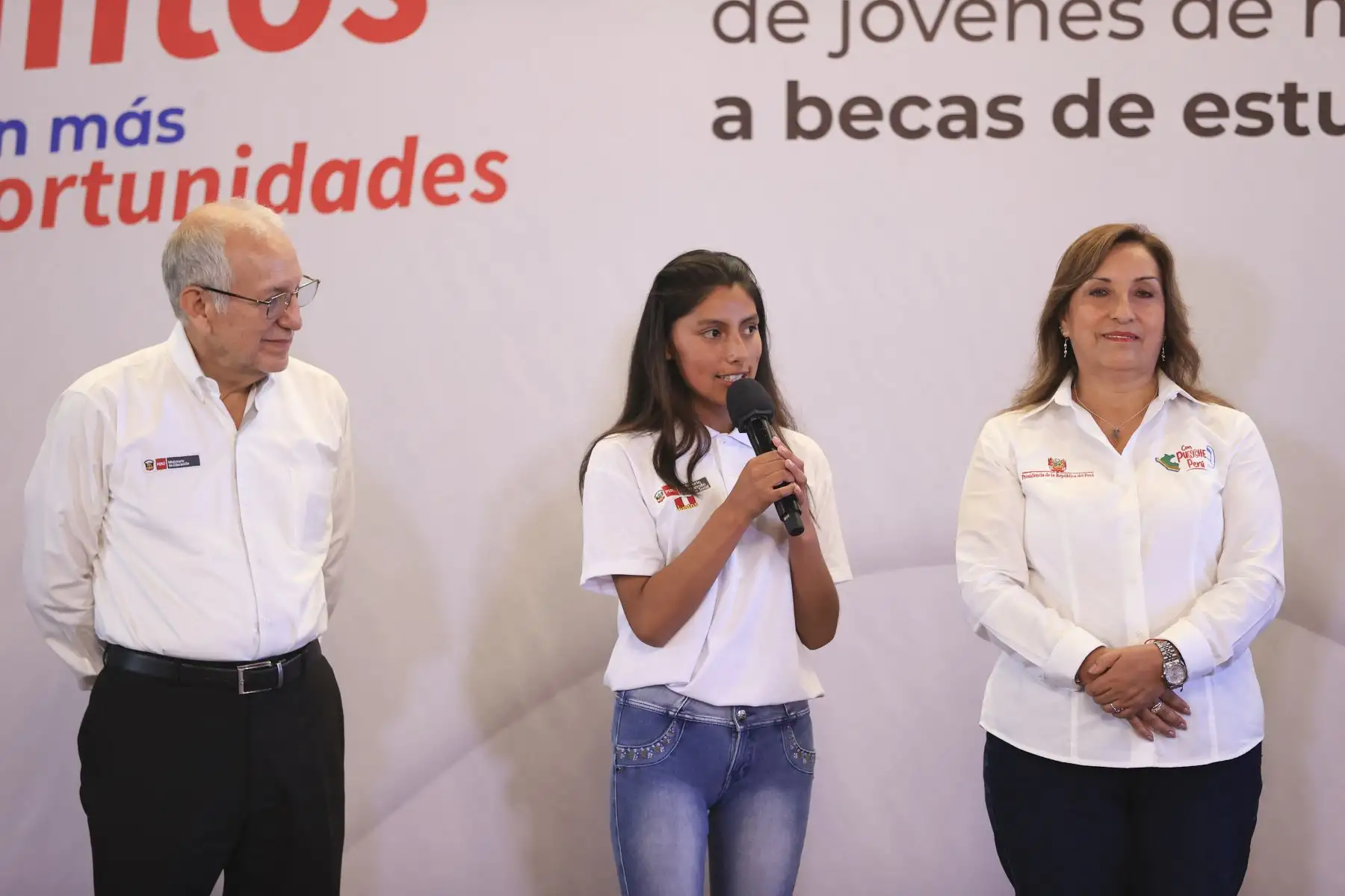 Presidenta Dina Boluarte lidera ceremonia de reconocimiento a 148 beneficiarios del programa Juntos, que obtuvieron becas de estudios de educación superior. Foto: ANDINA/ Prensa Presidencia