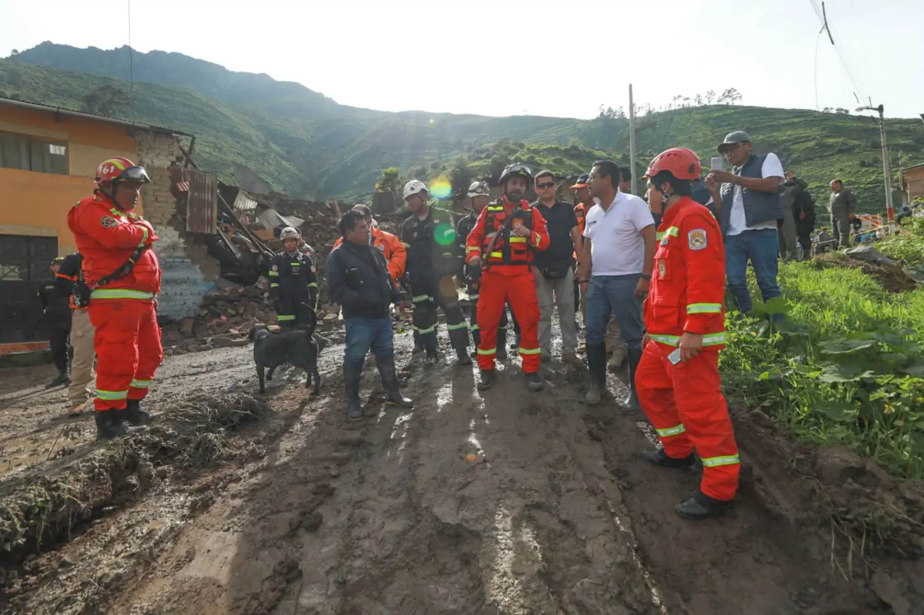 El ministro José Tello Alfaro llegó al centro poblado La Perla, Huaral, para articular acciones de atención inmediata frente al deslizamiento presentado en esta localidad.
Foto: ANDINA/Minjus