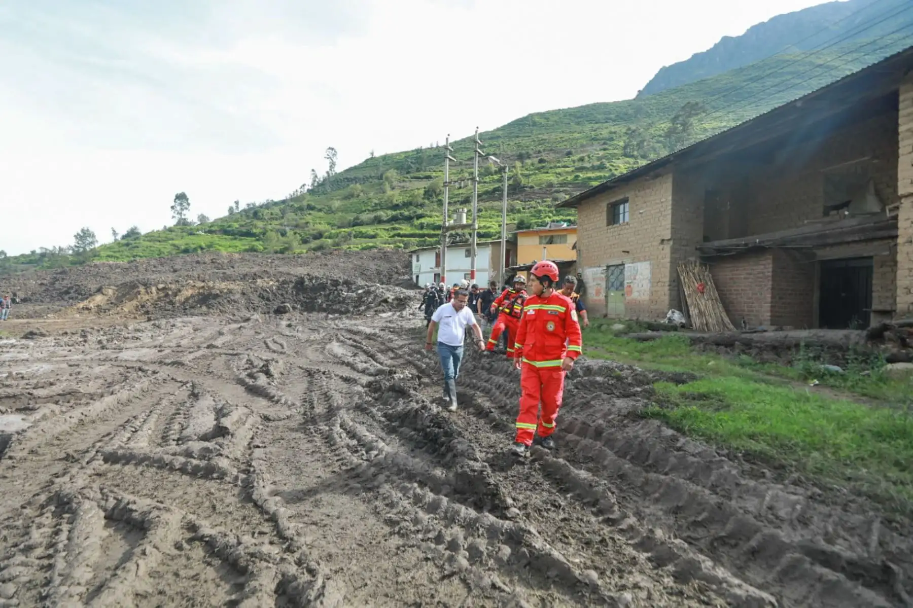 El ministro José Tello Alfaro llegó al centro poblado La Perla, Huaral, para articular acciones de atención inmediata frente al deslizamiento presentado en esta localidad.
Foto: ANDINA/Minjus