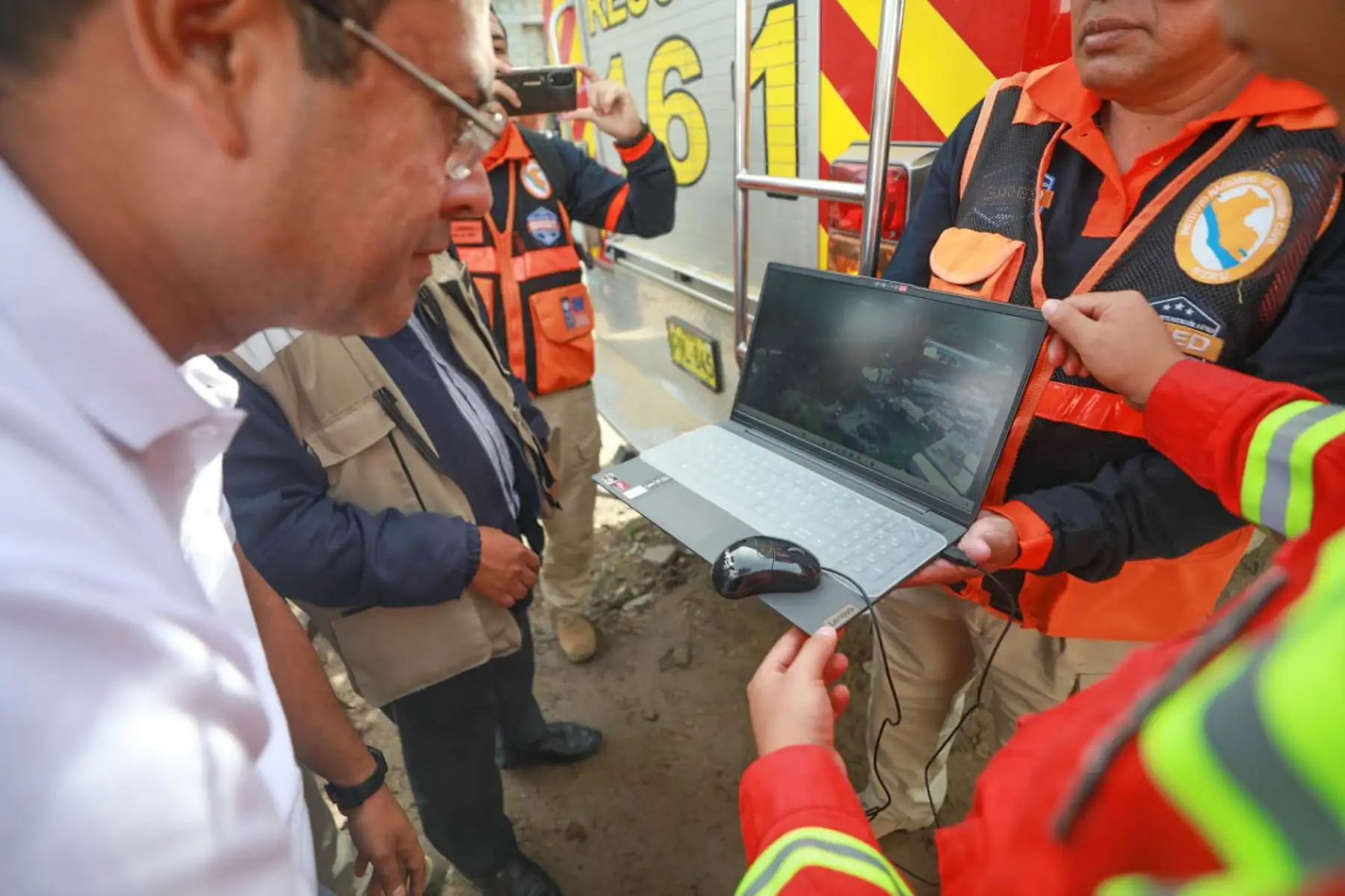El ministro José Tello Alfaro llegó al centro poblado La Perla, Huaral, para articular acciones de atención inmediata frente al deslizamiento presentado en esta localidad.
Foto: ANDINA/Minjus