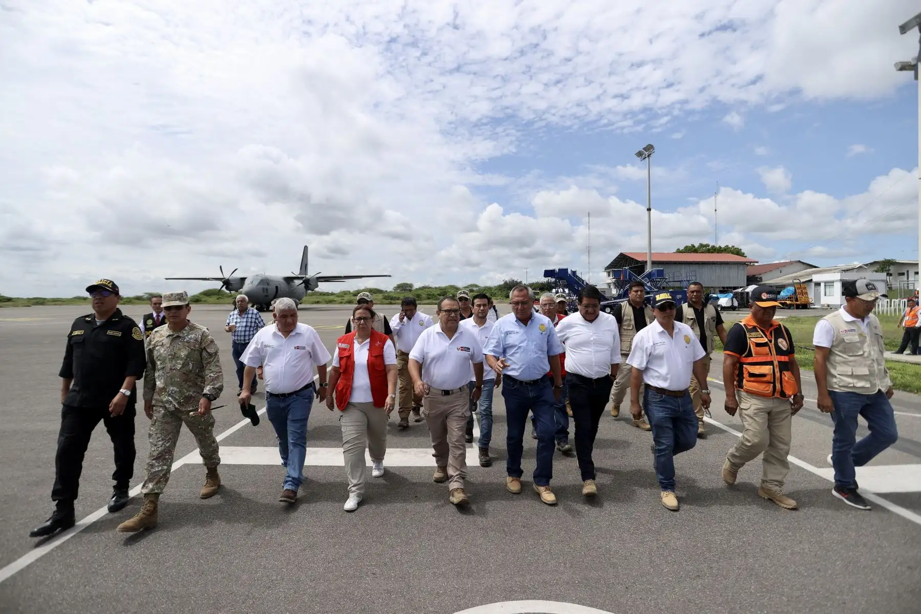 El presidente del Consejo de Ministros, Alberto Otárola Peñaranda, arribó a Tumbes para sostener una reunión con autoridades de la región sobre las medidas que permitan seguir atendiendo a la población damnificada por las intensas lluvias. 
Foto: ANDINA/PCM