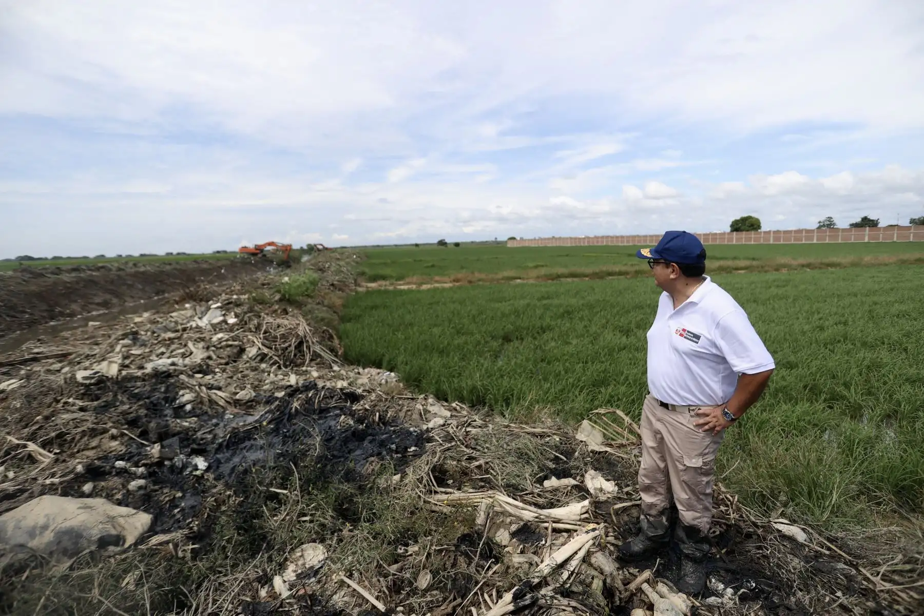 El presidente del Consejo de Ministros Alberto Otárola, junto con la titular del ministerio de Desarrollo Agrario y Riego, Nelly Paredes, supervisó la limpieza de drenes afectados por las intensas lluvias. Remarcó que es fundamental esta intervención porque apoya a la continuidad de la agricultura en la zona.
Foto: ANDINA/PCM