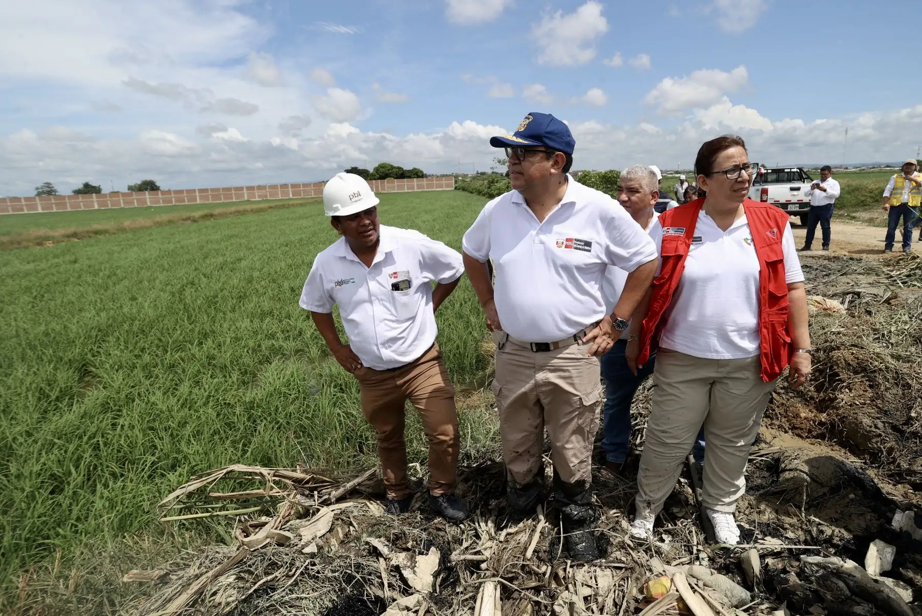 El presidente del Consejo de Ministros Alberto Otárola, junto con la titular del ministerio de Desarrollo Agrario y Riego, Nelly Paredes, supervisó la limpieza de drenes afectados por las intensas lluvias. Remarcó que es fundamental esta intervención porque apoya a la continuidad de la agricultura en la zona.
Foto: ANDINA/PCM