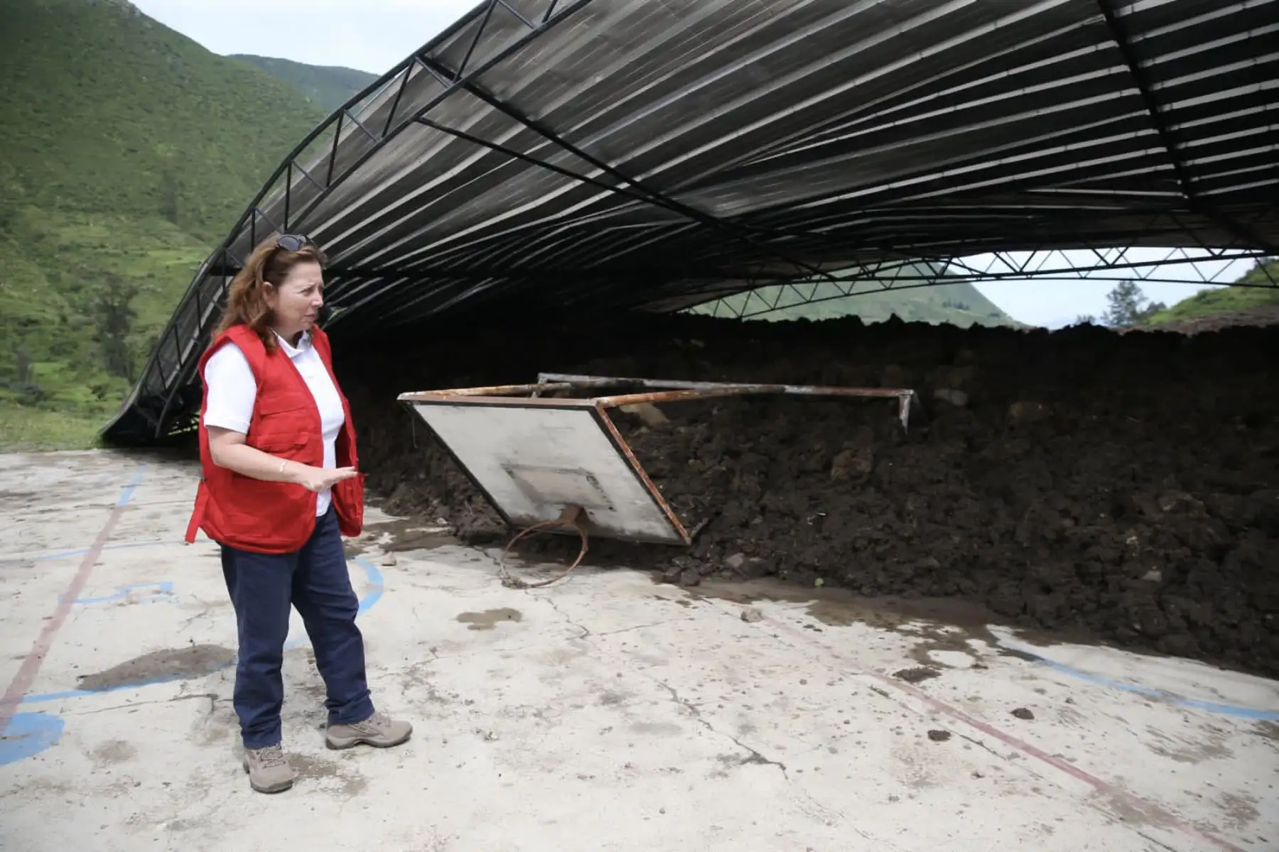 La IE 20265 Los Atavillos-La Perla fue parcialmente sepultada por un deslizamiento de tierra. Foto: ANDINA/Difusión