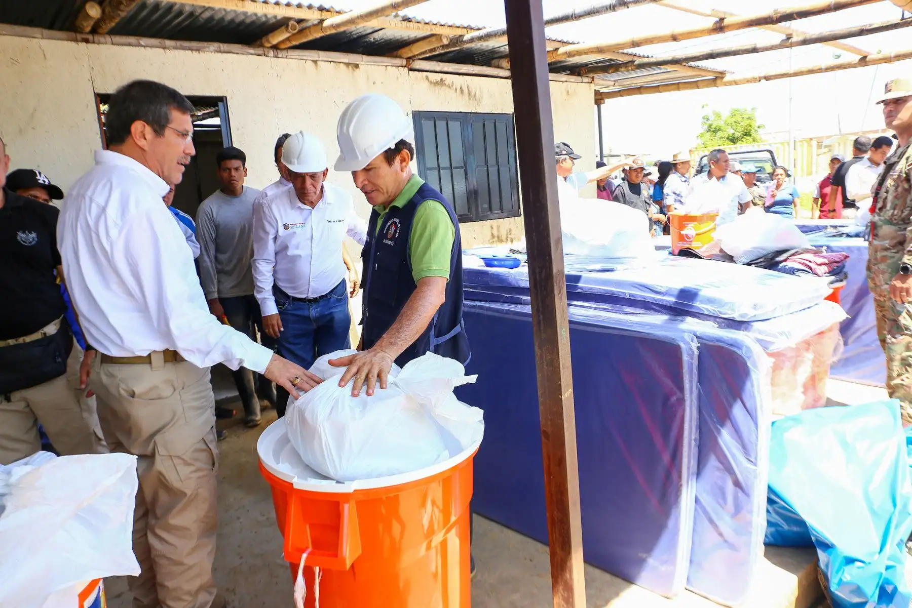 En Sullana, el ministro Jorge Chávez Cresta supervisó la entrega de ayuda humanitaria en Nuevo Progreso y coordinó acciones para la atención de la infraestructura dañada, como el colegio de dicho centro poblado.
Foto: ANDINA/MINDEF