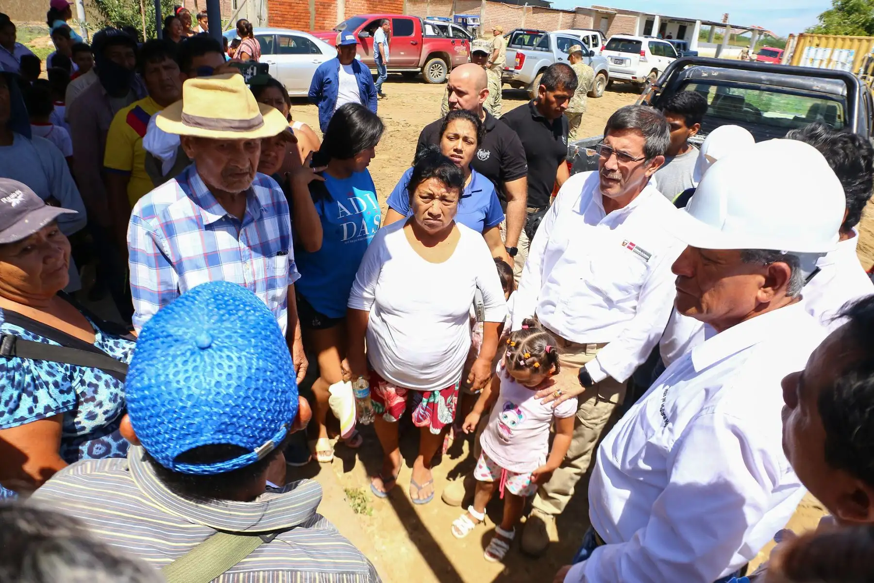 En Sullana, el ministro Jorge Chávez Cresta supervisó la entrega de ayuda humanitaria en Nuevo Progreso y coordinó acciones para la atención de la infraestructura dañada, como el colegio de dicho centro poblado.
Foto: ANDINA/MINDEF