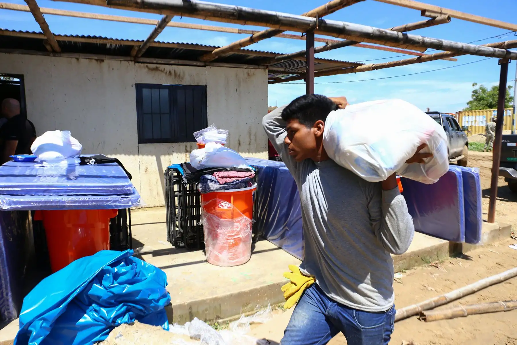 En Sullana, el ministro Jorge Chávez Cresta supervisó la entrega de ayuda humanitaria en Nuevo Progreso y coordinó acciones para la atención de la infraestructura dañada, como el colegio de dicho centro poblado.
Foto: ANDINA/MINDEF