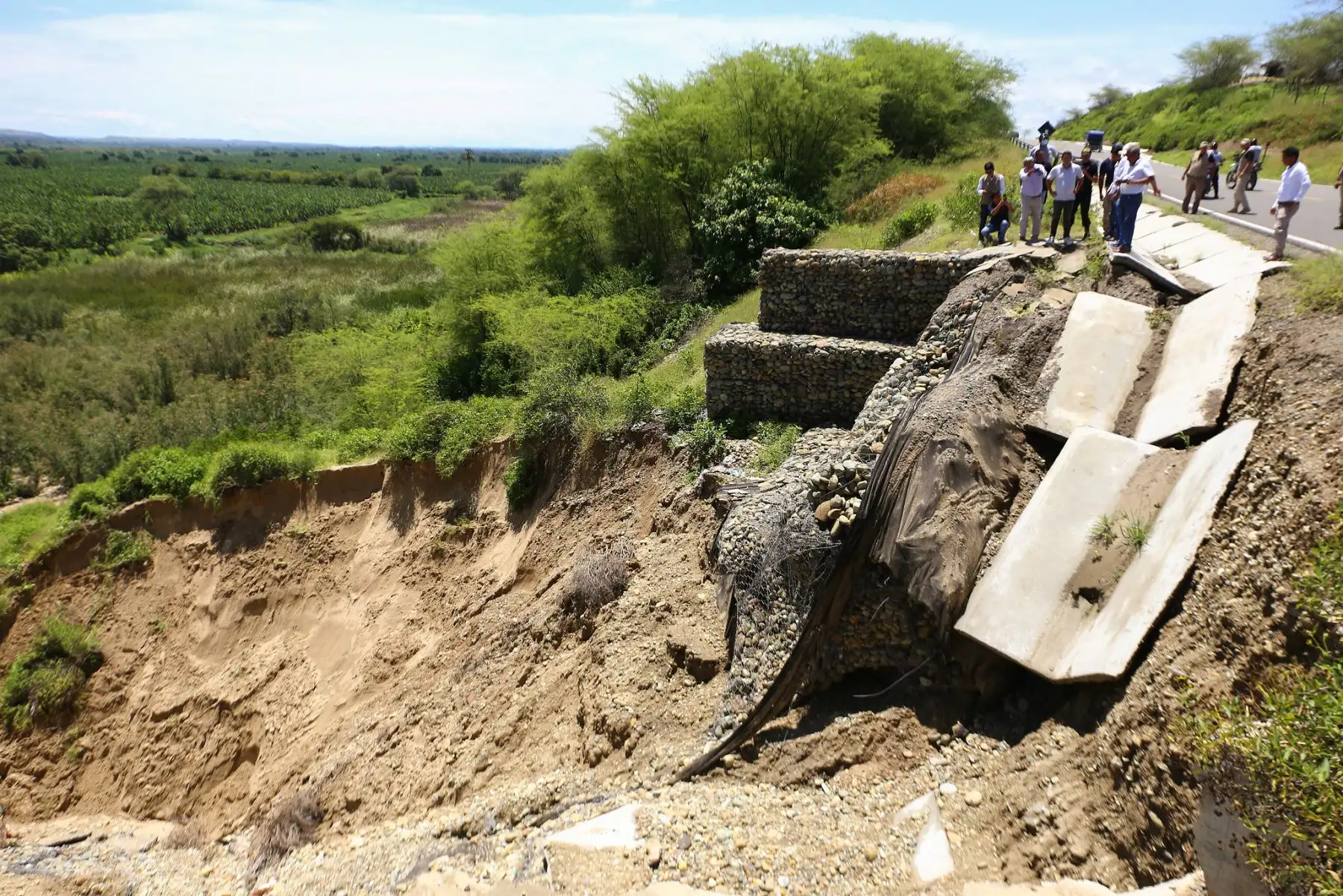 El ministro Jorge Chávez Cresta coordinó in situ con las autoridades locales los trabajos que deben ejecutarse para reparar y reforzar zonas afectadas de la carretera Alto Chira como el sector Monte Negro. 
Foto: ANDINA/MINDEF