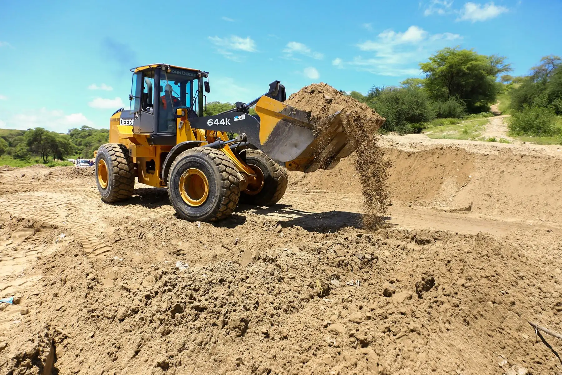 El ministro Jorge Chávez Cresta coordinó in situ con las autoridades locales los trabajos que deben ejecutarse para reparar y reforzar zonas afectadas de la carretera Alto Chira como el sector Monte Negro. 
Foto: ANDINA/MINDEF