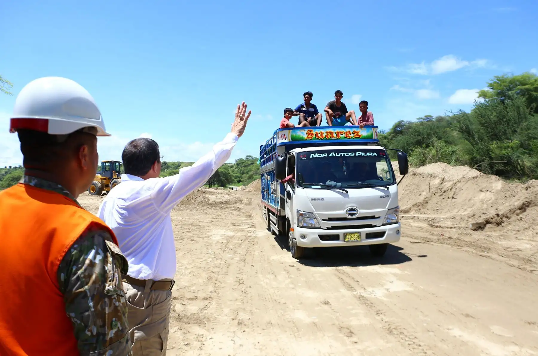 El ministro Jorge Chávez Cresta coordinó in situ con las autoridades locales los trabajos que deben ejecutarse para reparar y reforzar zonas afectadas de la carretera Alto Chira como el sector Monte Negro. 
Foto: ANDINA/MINDEF