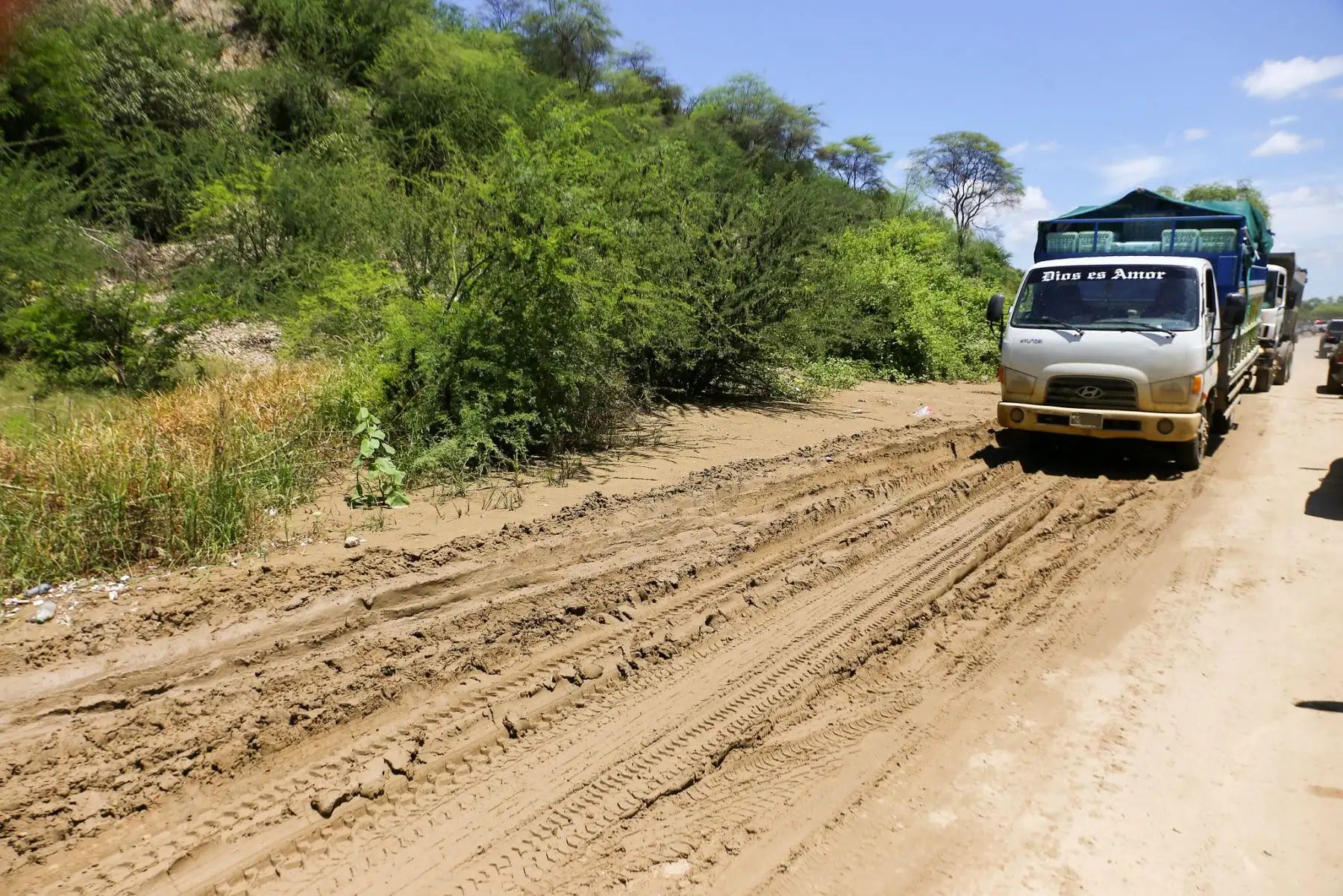 El ministro Jorge Chávez Cresta coordinó in situ con las autoridades locales los trabajos que deben ejecutarse para reparar y reforzar zonas afectadas de la carretera Alto Chira como el sector Monte Negro. 
Foto: ANDINA/MINDEF