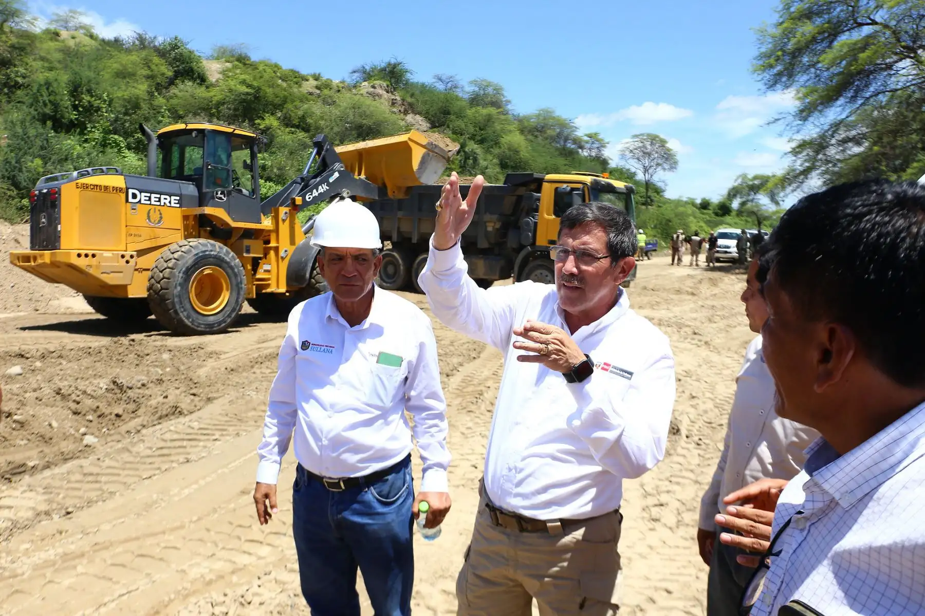 El ministro Jorge Chávez Cresta coordinó in situ con las autoridades locales los trabajos que deben ejecutarse para reparar y reforzar zonas afectadas de la carretera Alto Chira como el sector Monte Negro. 
Foto: ANDINA/MINDEF