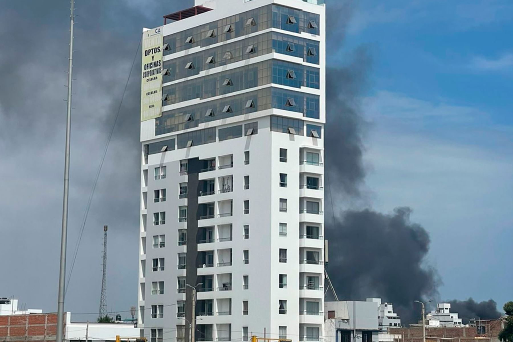 Efectivos de la Compañía de Bomberos Salvadora 26 de Trujillo y la 224 del distrito de Víctor Larco trabajaron para sofocar el incendio. Foto: ANDINA/difusión.