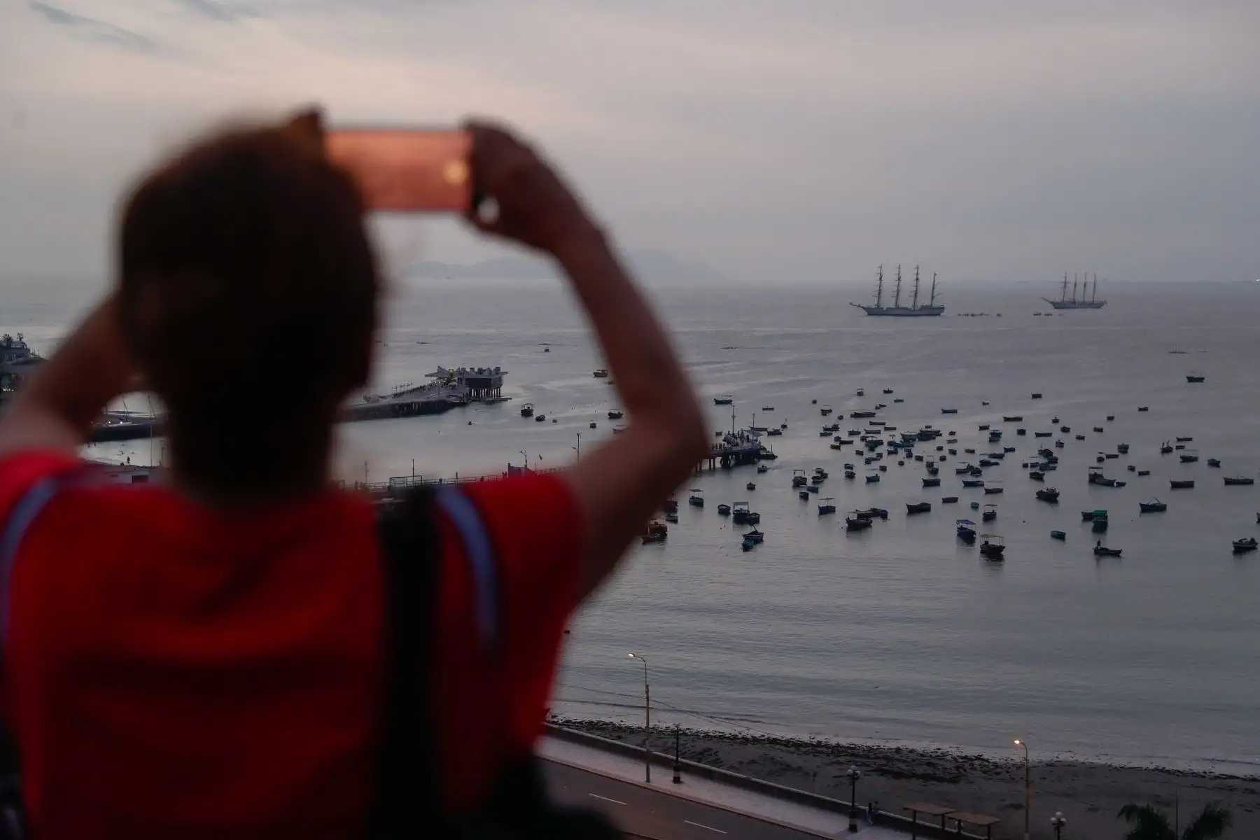 El buque escuela peruano «Unión» salió a dar la bienvenida a su homólogo español «Juan Sebastián Elcano» en el mar de Lima. Ambas embarcaciones fondearon en la bahía de Miraflores. Pasadas las 6:30 de la tarde, los buques se iluminaron con los colores característicos de las banderas de Perú y España, respectivamente, generando un atractivo efecto visual en medio del mar.
Foto: ANDINA/Daniel Bracamonte